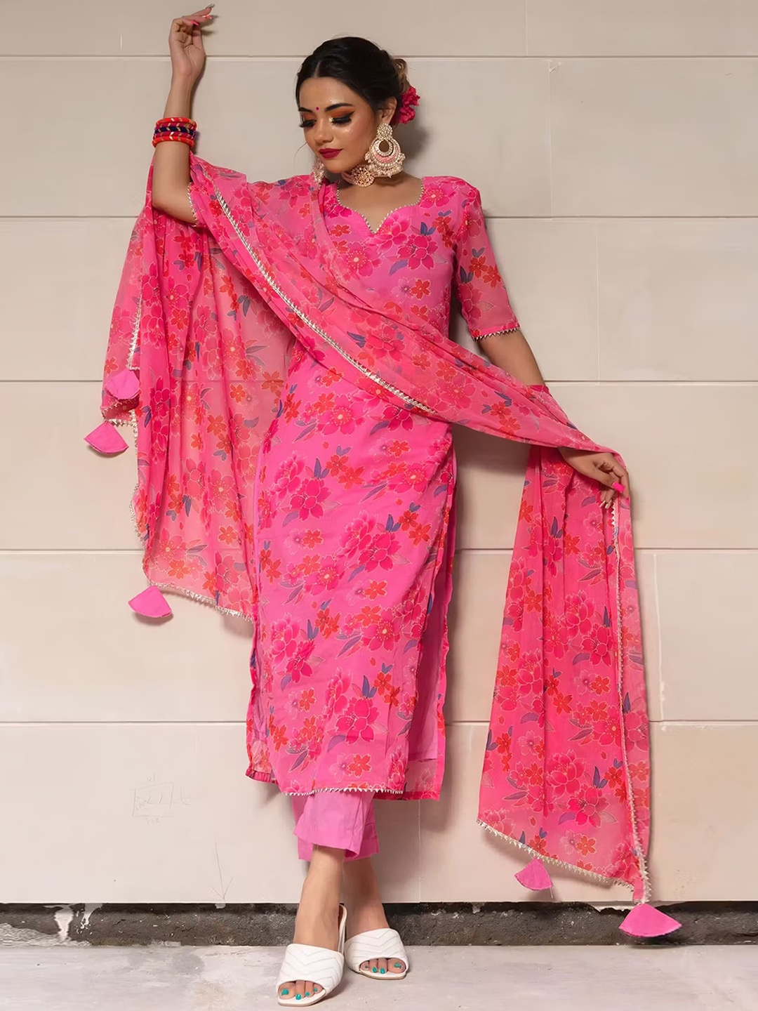 

GORGONE Floral Printed Regular Gotta Patti Kurta with Trousers & Dupatta, Pink