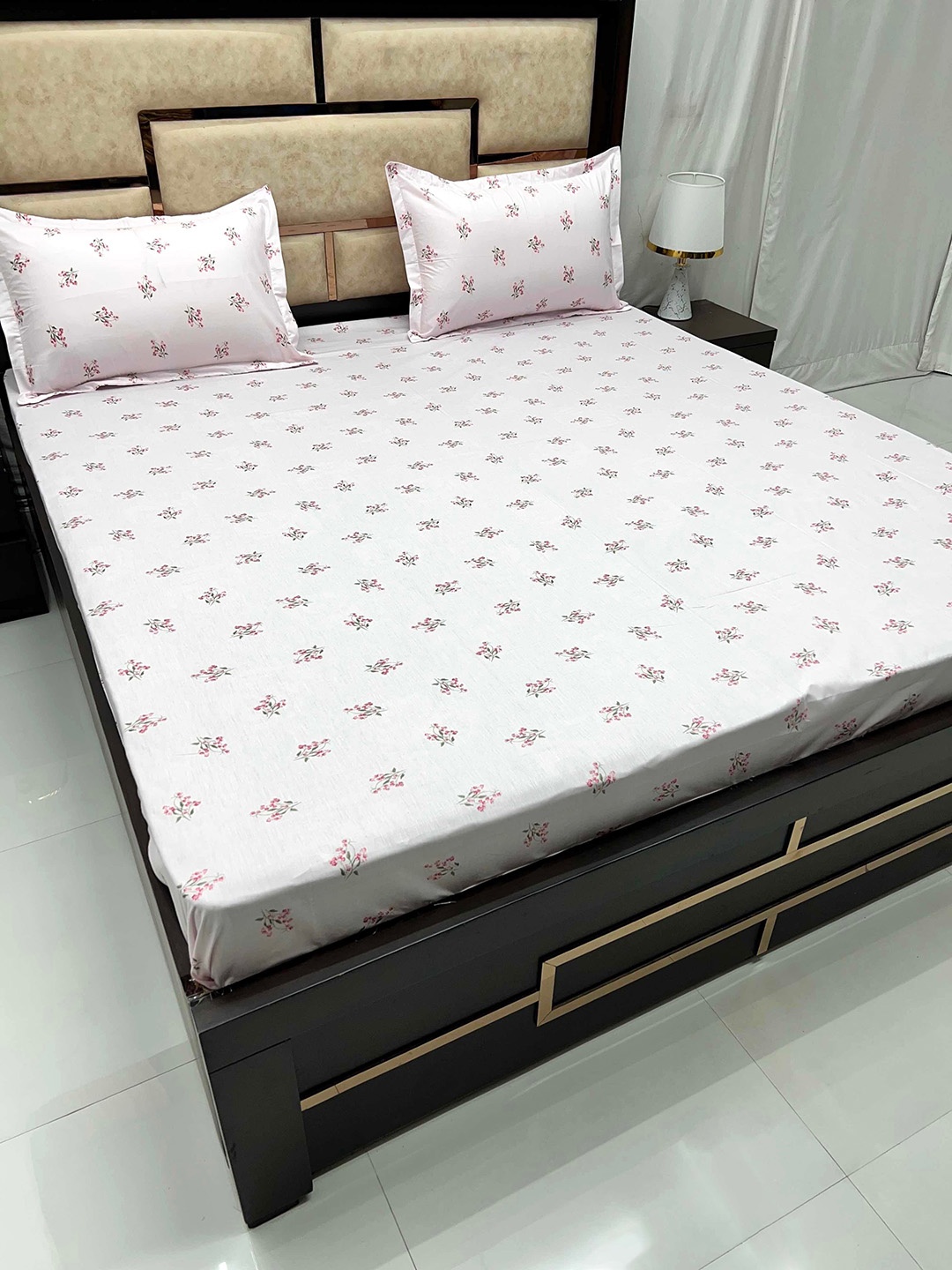 

Pure Decor Villa White & Pink Printed Cotton 400 TC King Bedsheet with 2 Pillow Covers