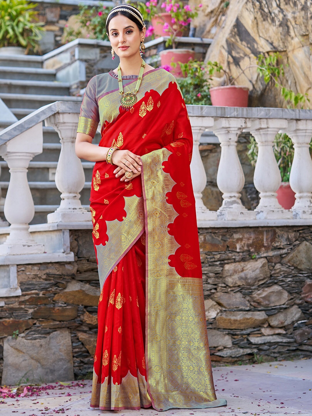 

SARIYA Ethnic Motifs Woven Design Zari Banarasi Saree, Red