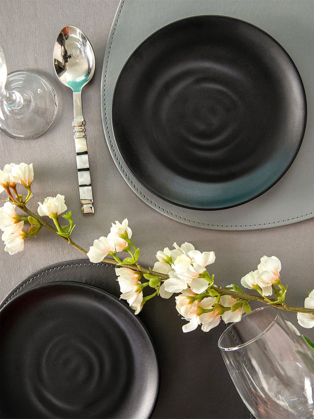 

Servewell Black 6 Pieces Melamine Matte Plates