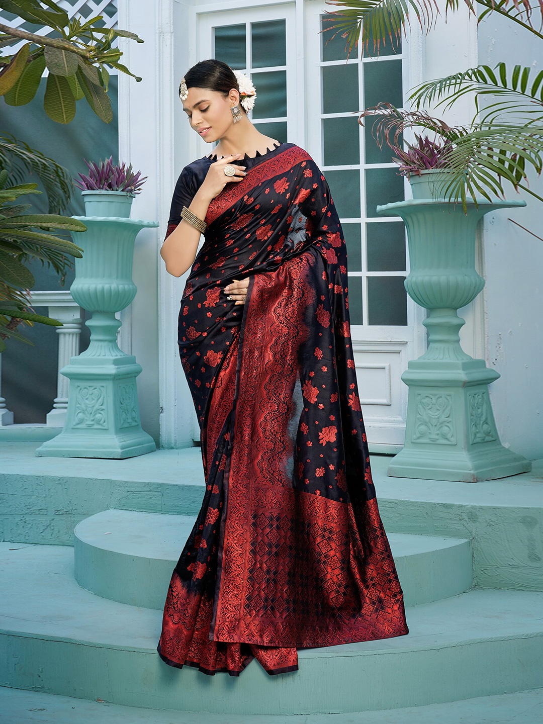 

SARIYA Floral Printed Banarasi Saree, Black