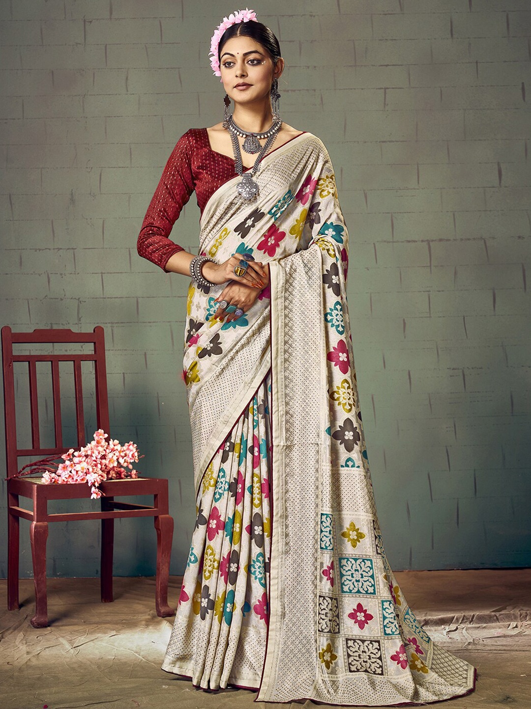 

Mitera Off White & Red Ethnic Motifs Printed Brasso Bagh Saree