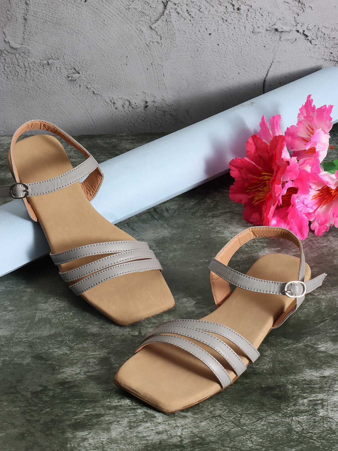 

PERY PAO Girls Strappy Open Toe Flats With Buckle Closure, Grey