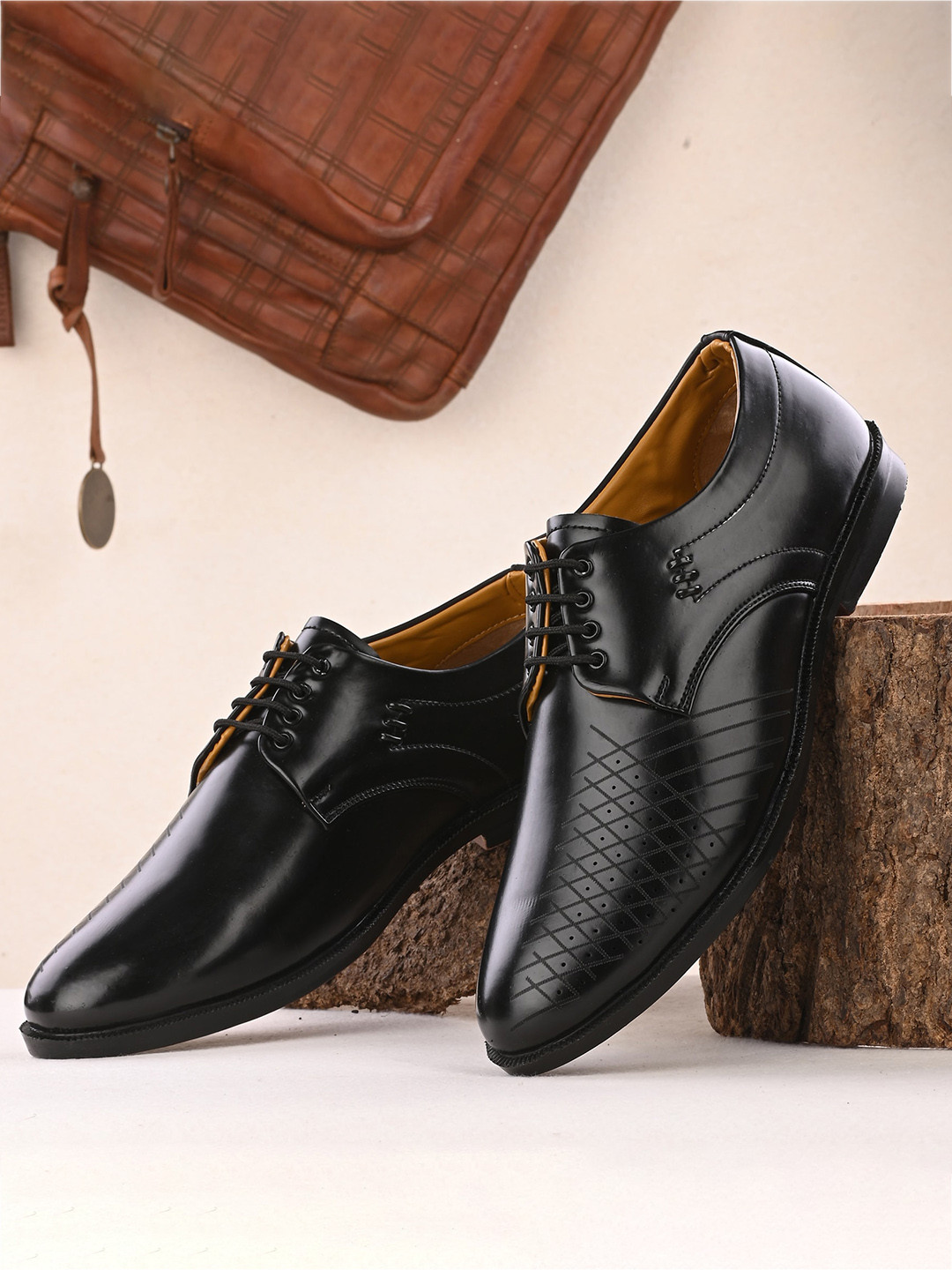 

AIRBELL Men Textured Formal Derbys, Black