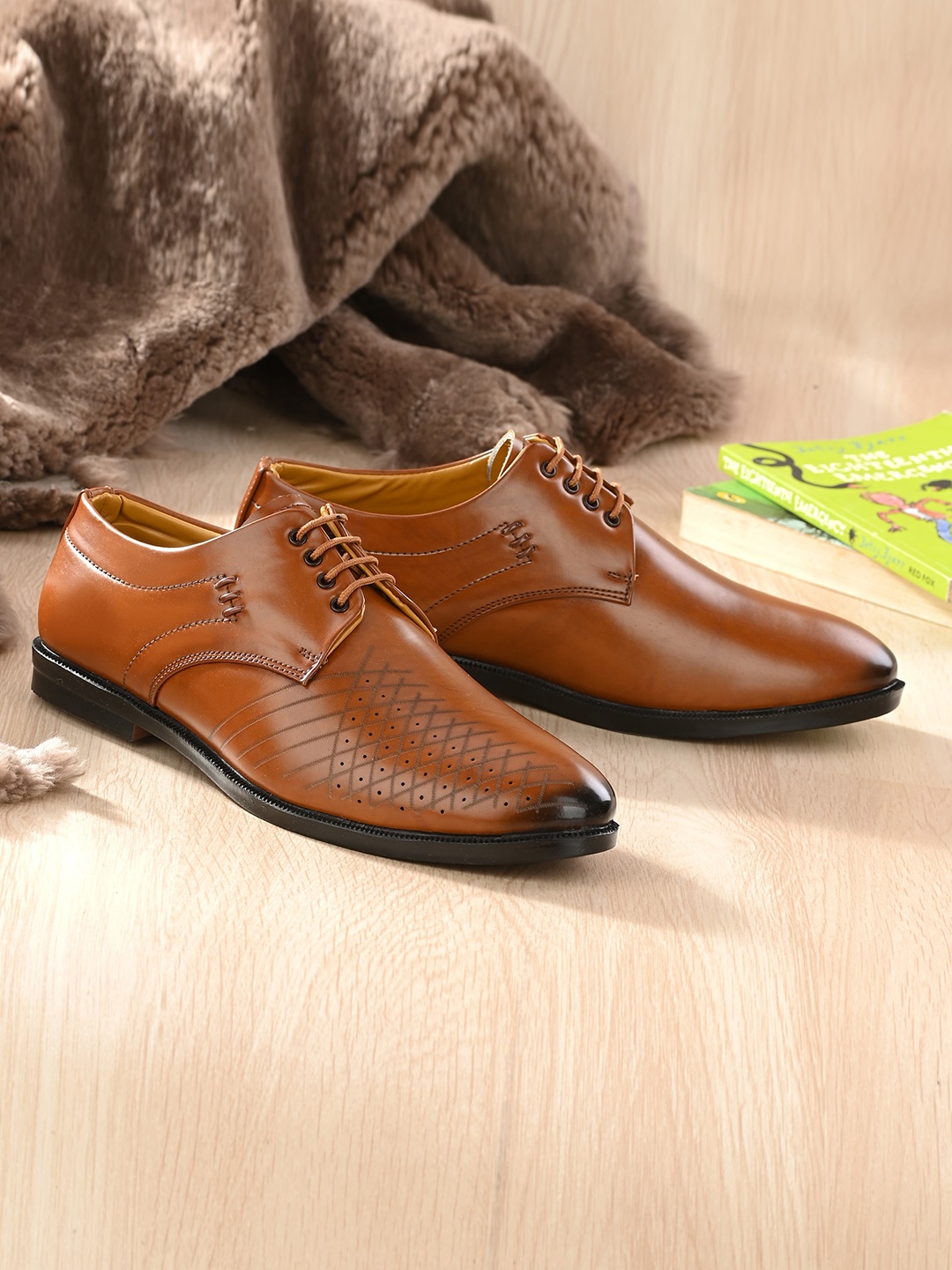

AIRBELL Men Textured Formal Derbys, Tan