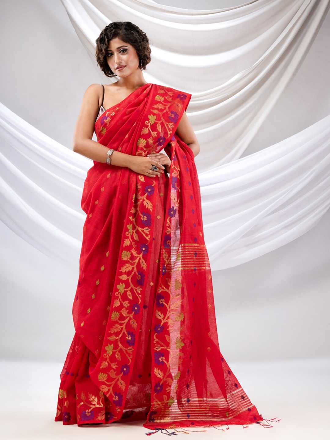 

Charukriti Ethnic Motifs Woven Design Zari Saree, Red