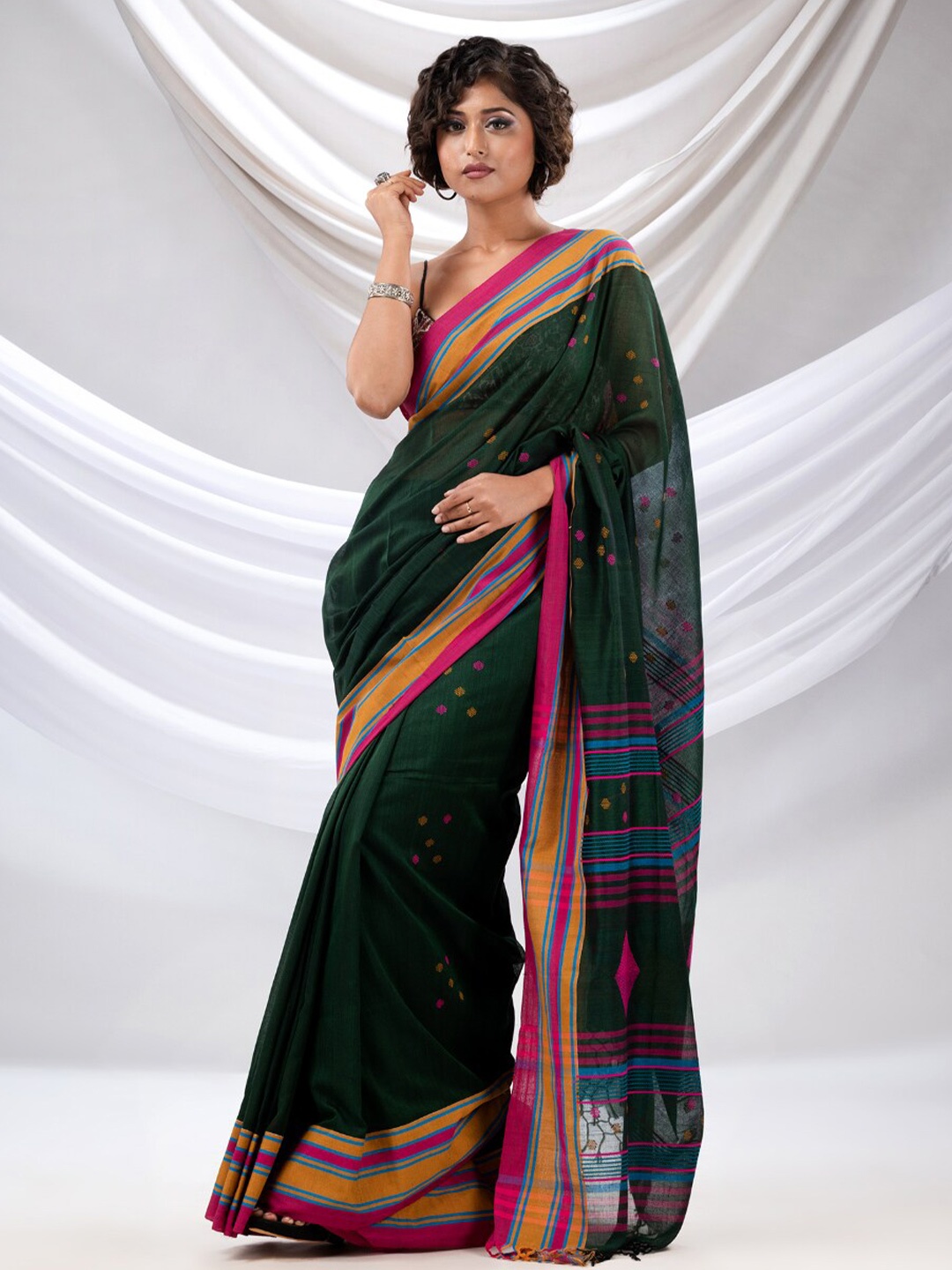 

Charukriti Geometric Woven Design Pure Cotton Saree, Green