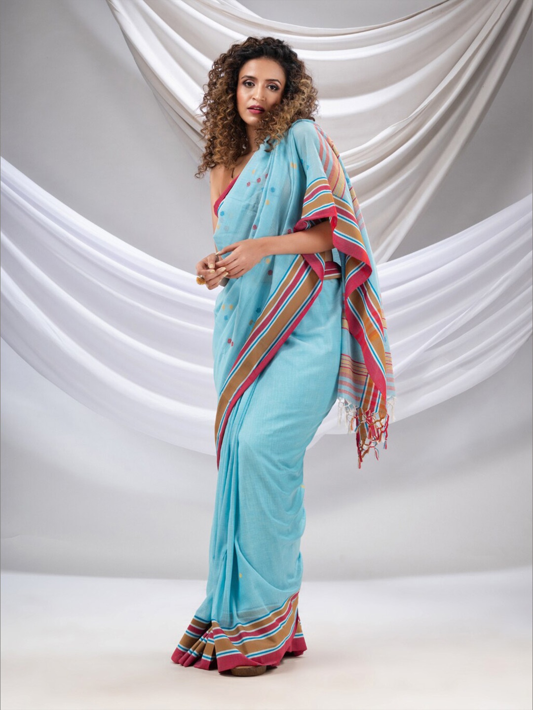 

Charukriti Woven Design Pure Cotton Saree, Blue