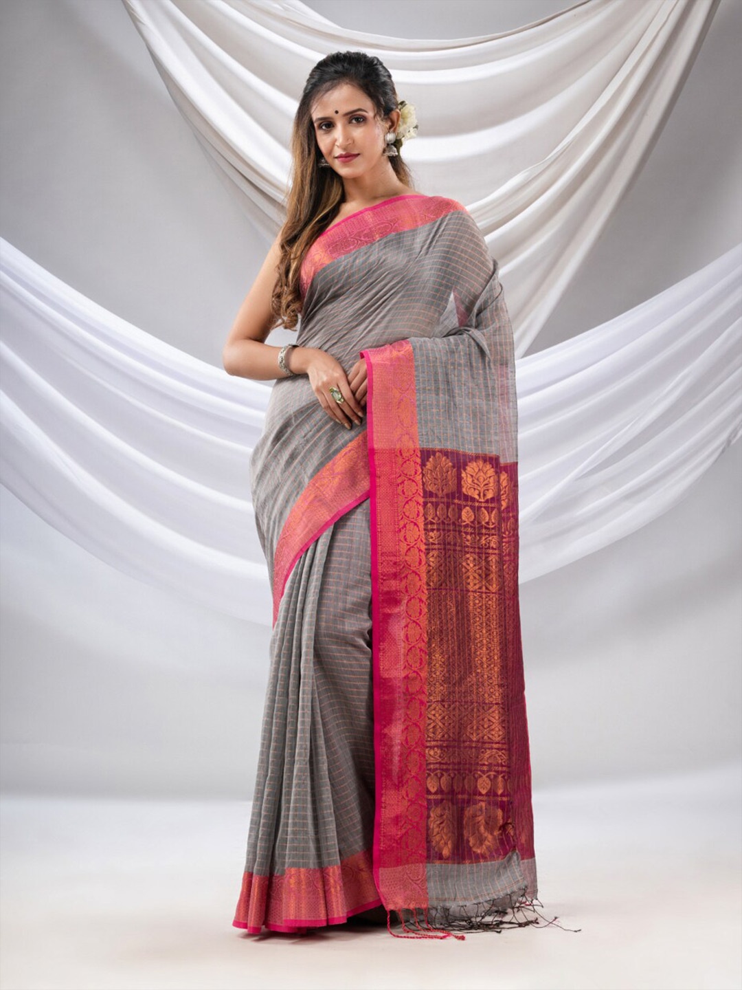 

Charukriti Checked Zari Silk Blend Saree, Grey