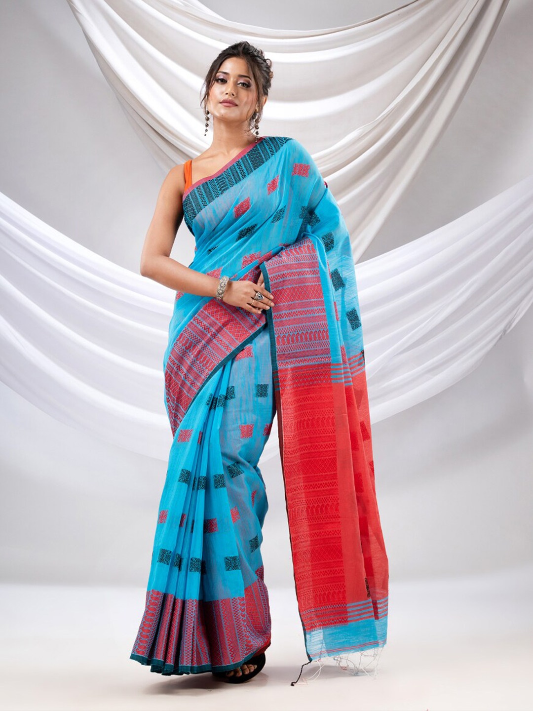 

Charukriti Woven Design Pure Cotton Saree, Blue