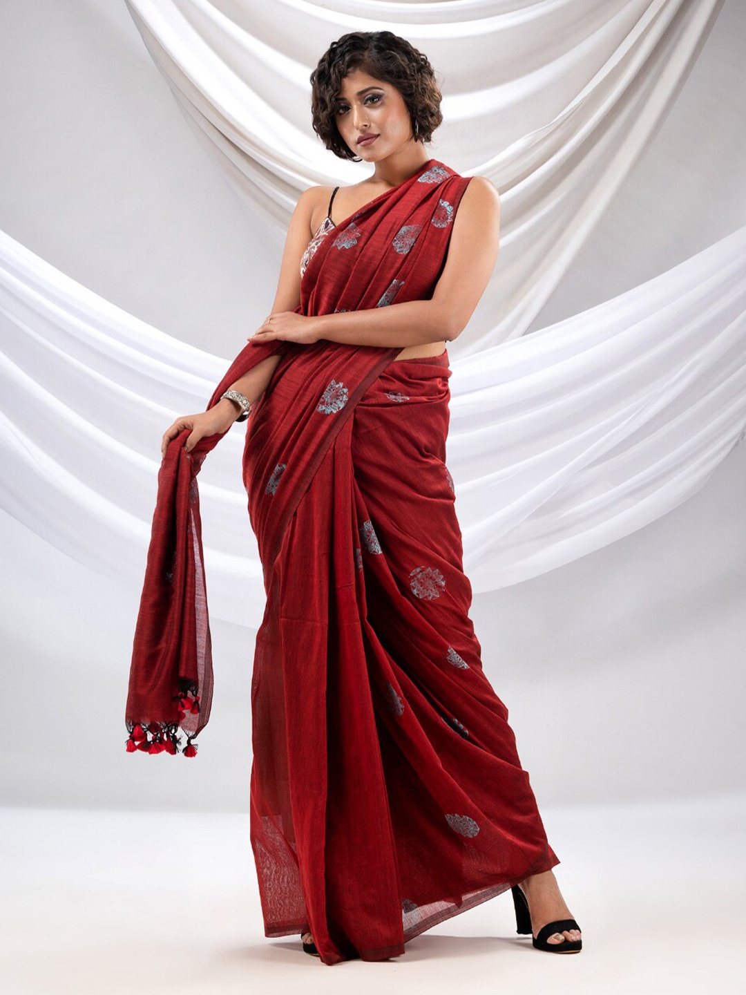 

Charukriti Floral Woven Design Pure Cotton Saree, Red