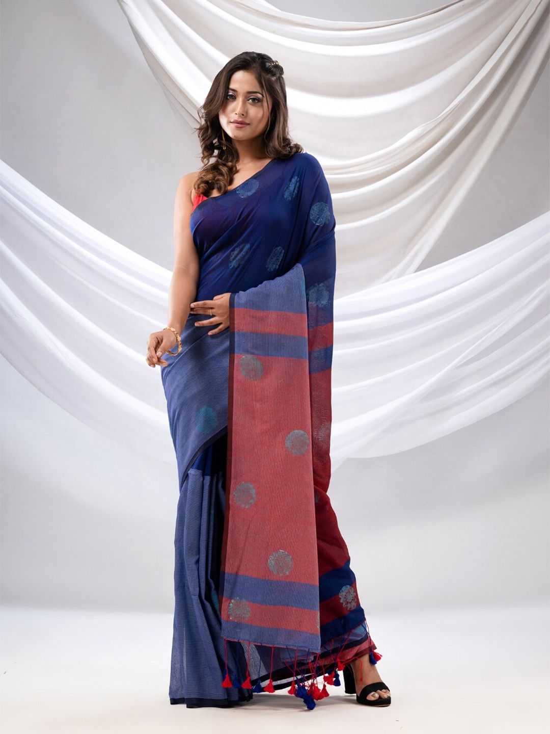 

Charukriti Floral Woven Design Pure Cotton Saree, Blue