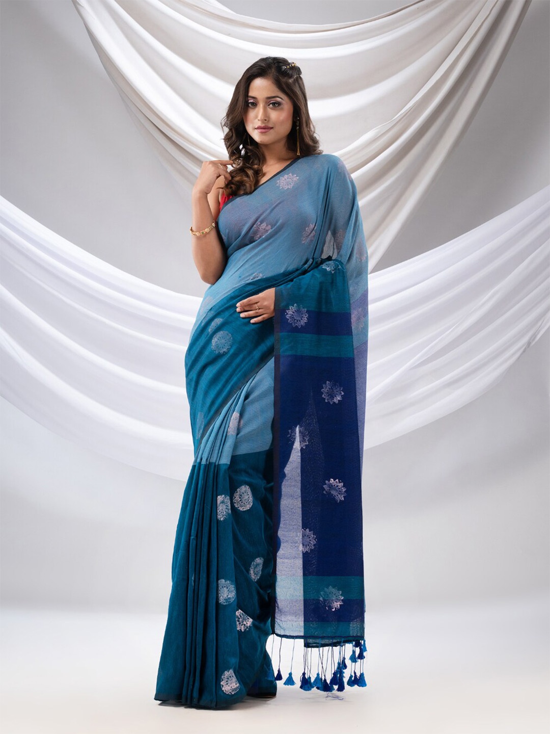 

Charukriti Ethnic Motifs Printed Pure Cotton Saree, Blue