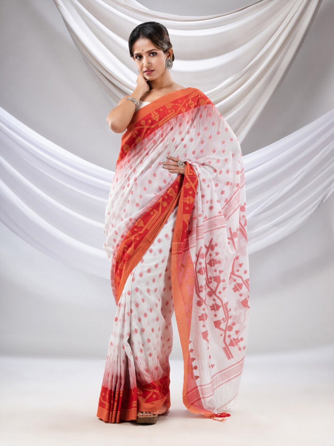 

Charukriti Geometric Woven Design Pure Cotton Saree, White