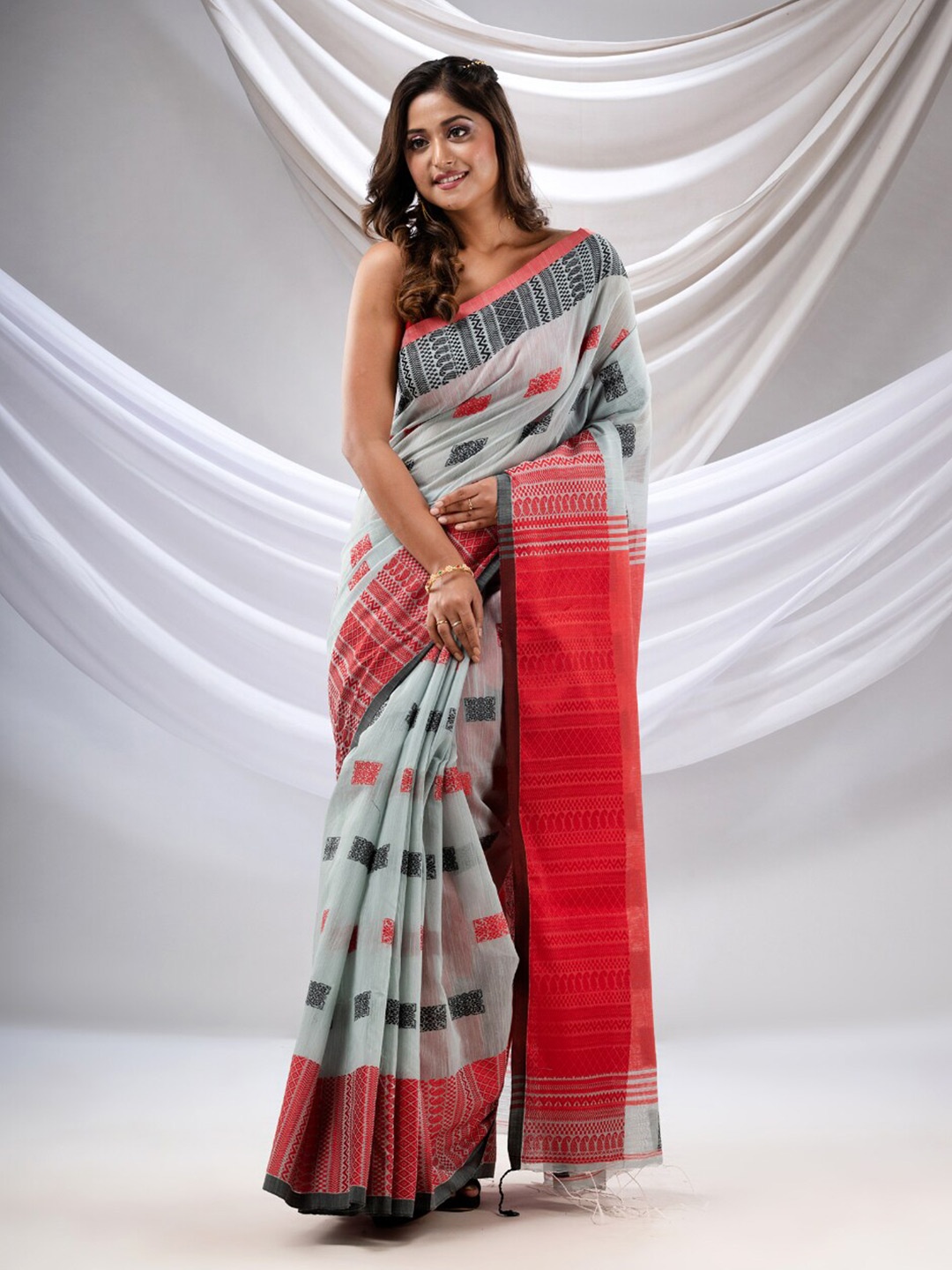 

Charukriti Geometric Woven Design Pure Cotton Saree, Grey