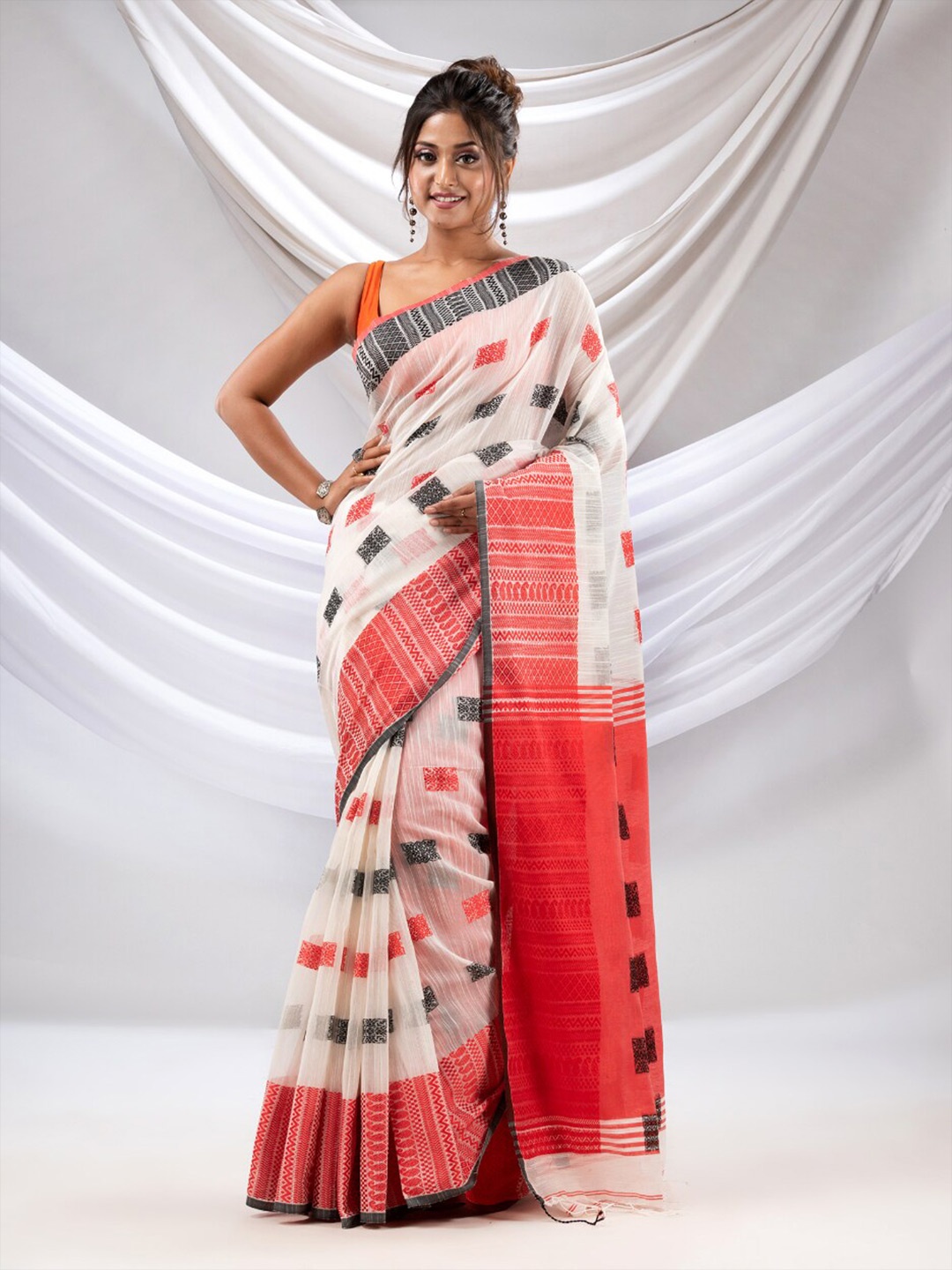 

Charukriti Geometric Woven Design Pure Cotton Saree, White