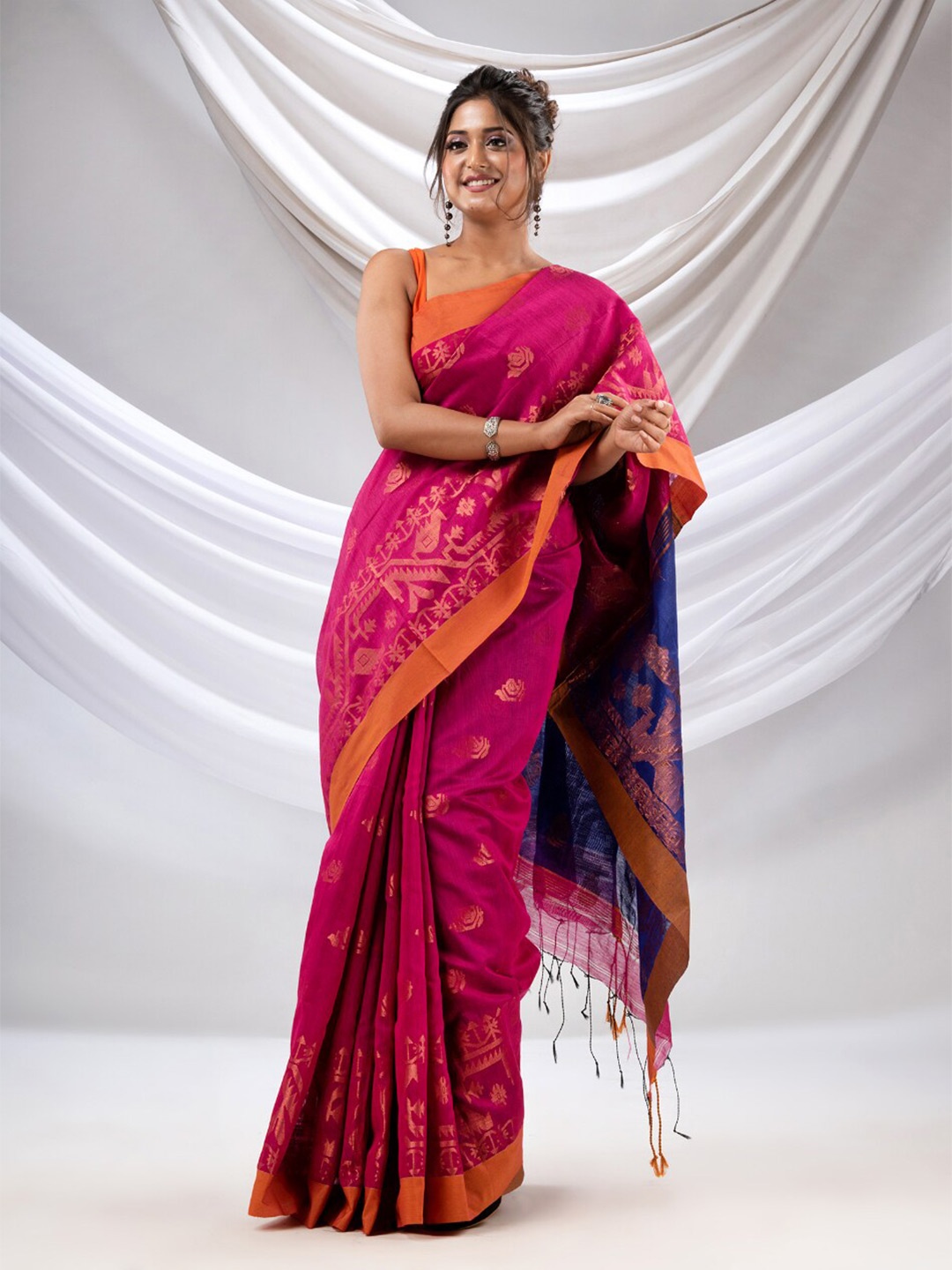 

Charukriti Woven Design Zari Detailed Saree, Magenta