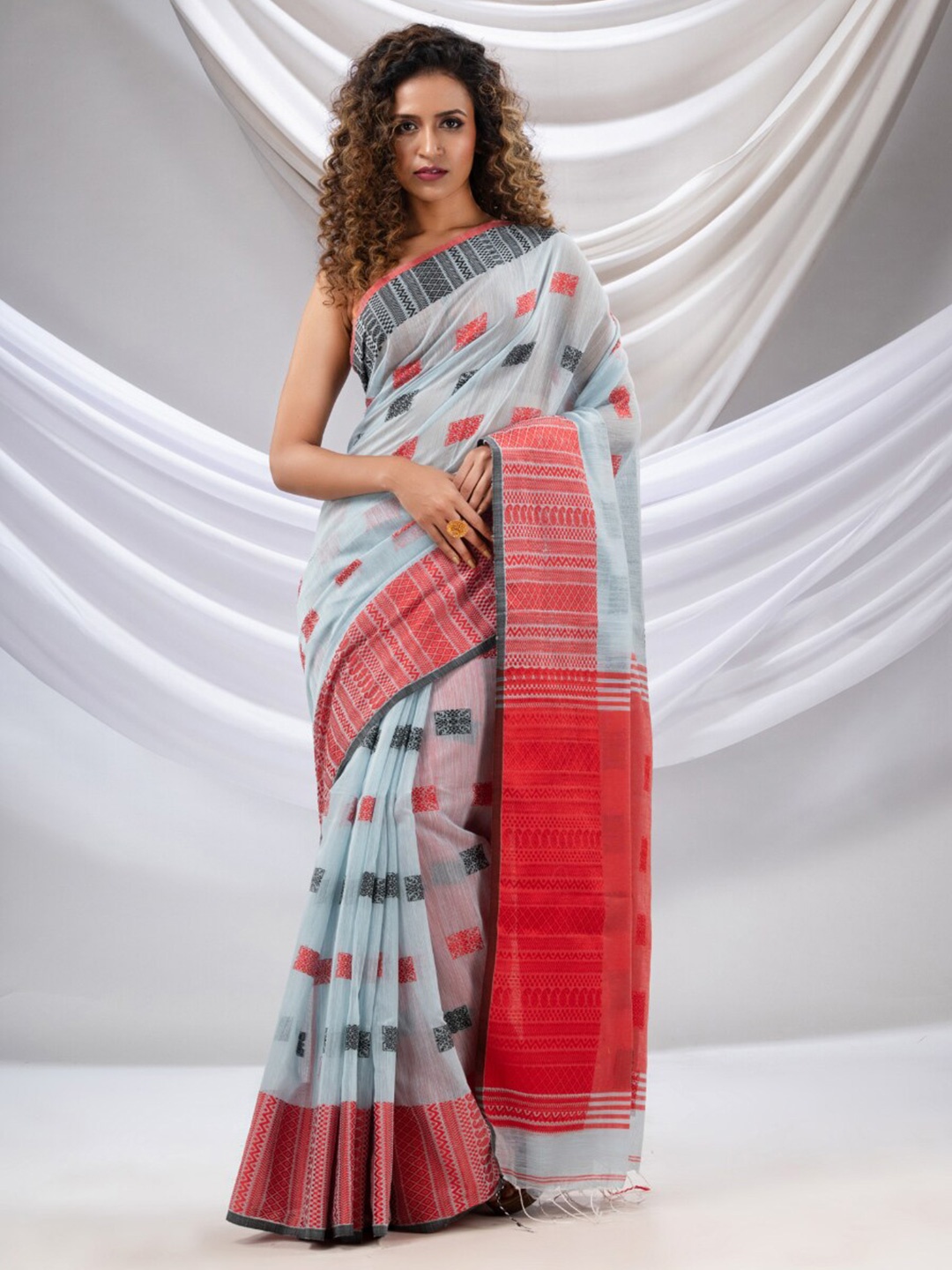 

Charukriti Floral Woven Design Pure Cotton Saree, Grey