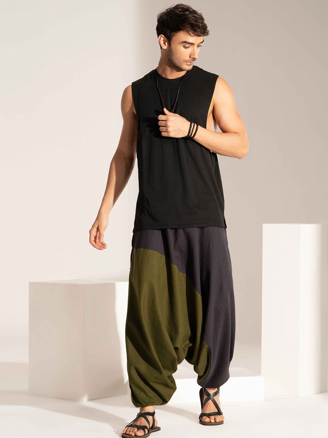 

The Veshti Company Men Colourblocked Pure Cotton Loose-Fit Harem Pants, Black