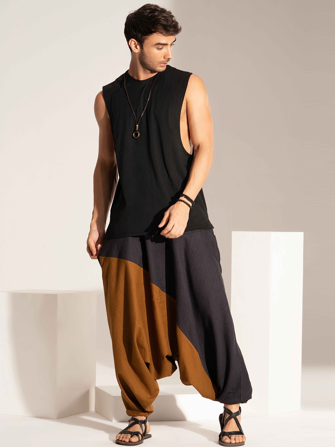 

The Veshti Company Men Colourblocked Pure Cotton Loose-Fit Harem Pants, Black