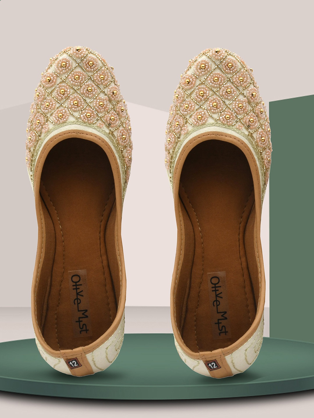 

OLIVE MIST Embellished Ethnic Mojaris Flats, Off white