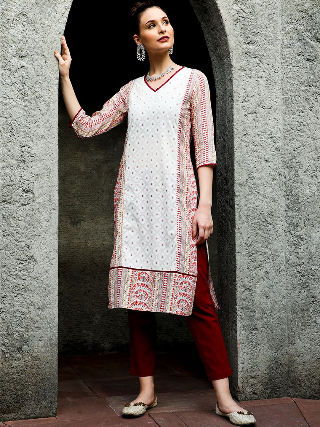 

Jaipur Kurti Ethnic Motifs Printed Cotton V-Neck Straight Kurta, Maroon