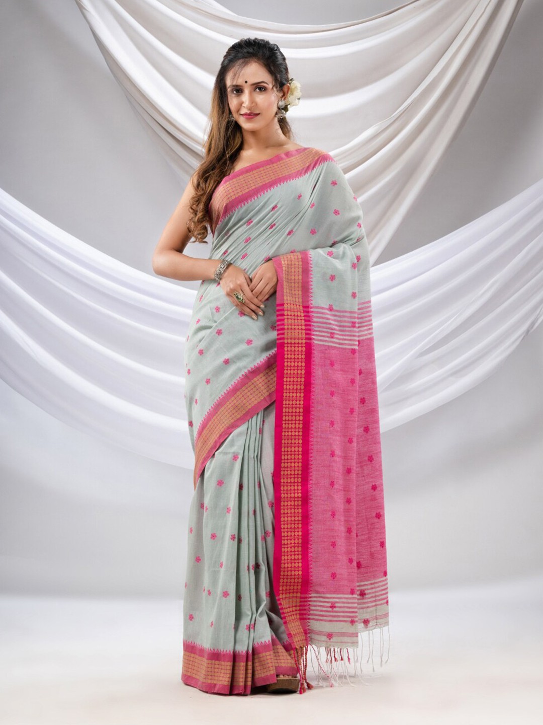 

Charukriti Woven Design Pure Cotton Saree, Green