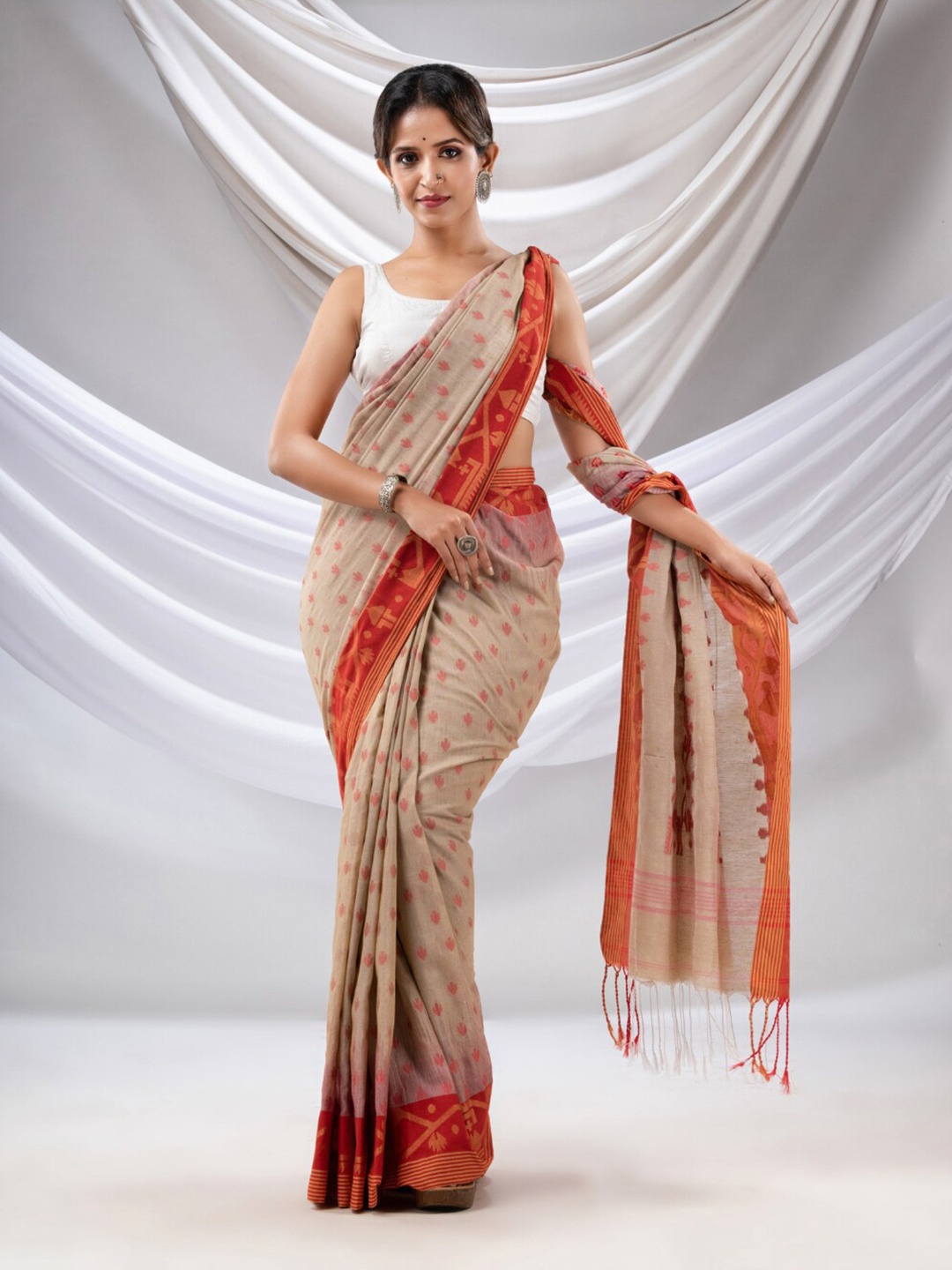 

Charukriti Ethnic Motifs Woven Design Pure Cotton Jamdani Saree, Beige