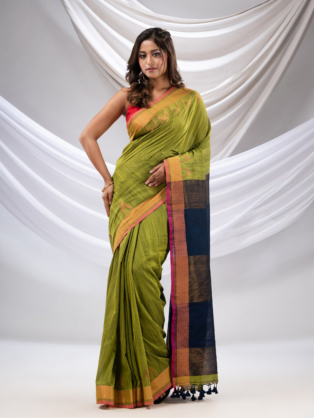 

Charukriti Woven Design Zari Pure Cotton Saree, Green