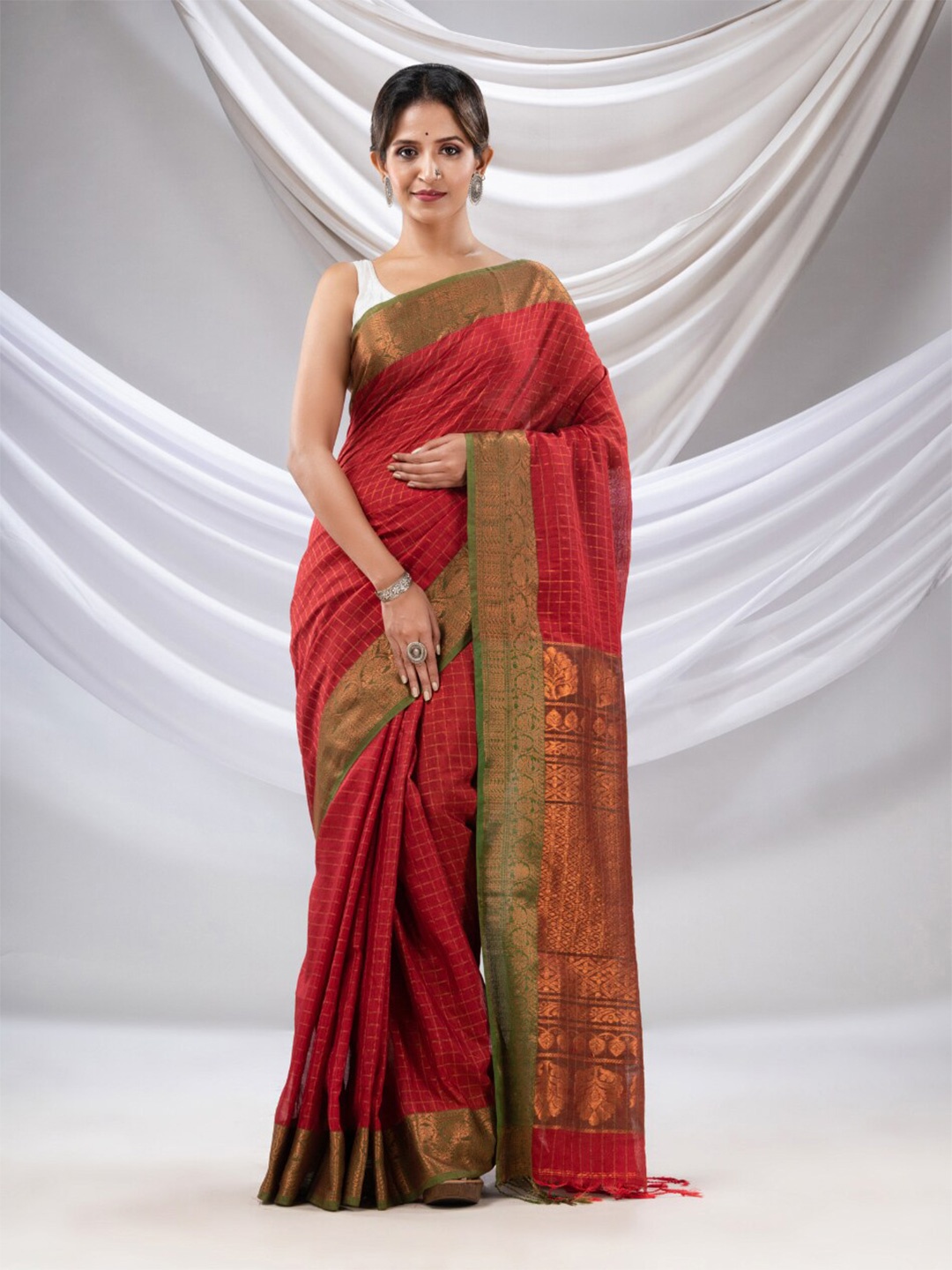 

Charukriti Checked Zari Detailed Saree, Red