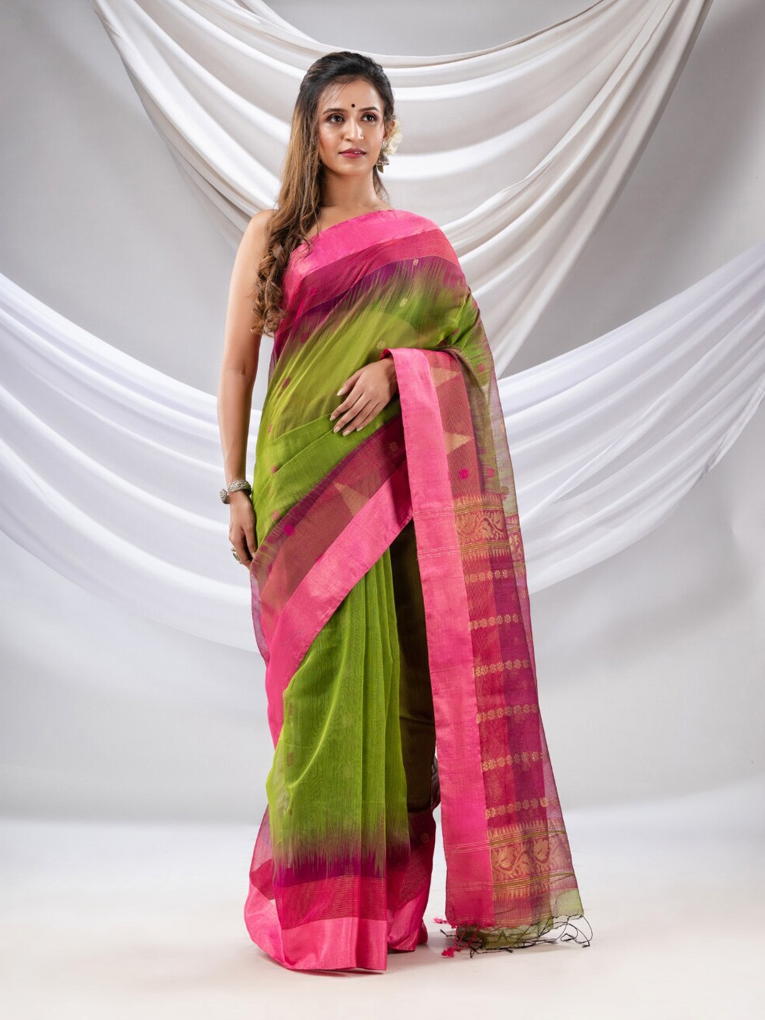 

Charukriti Woven Design Saree, Green