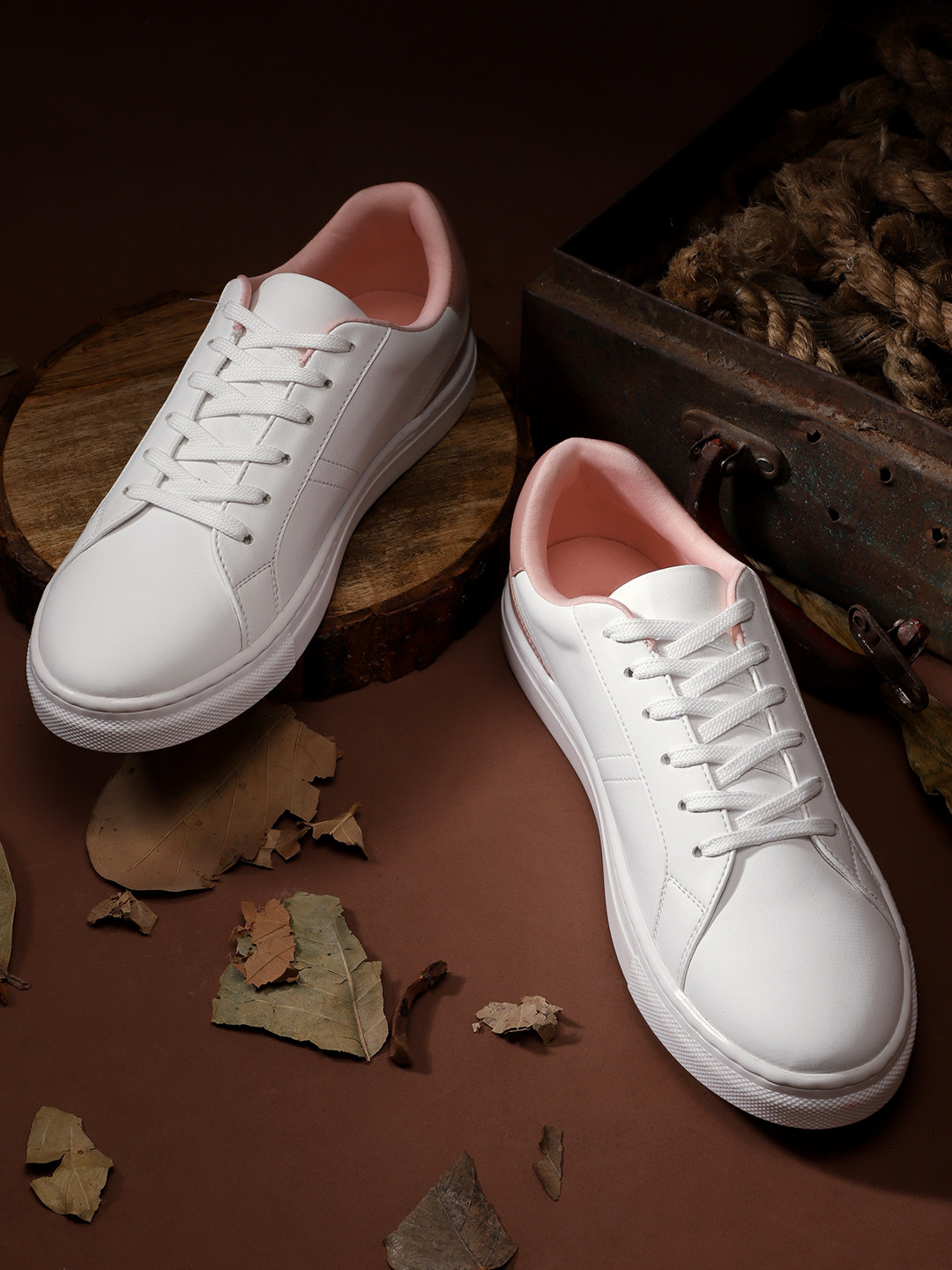 

Roadster Women Round Toe Sneakers, White