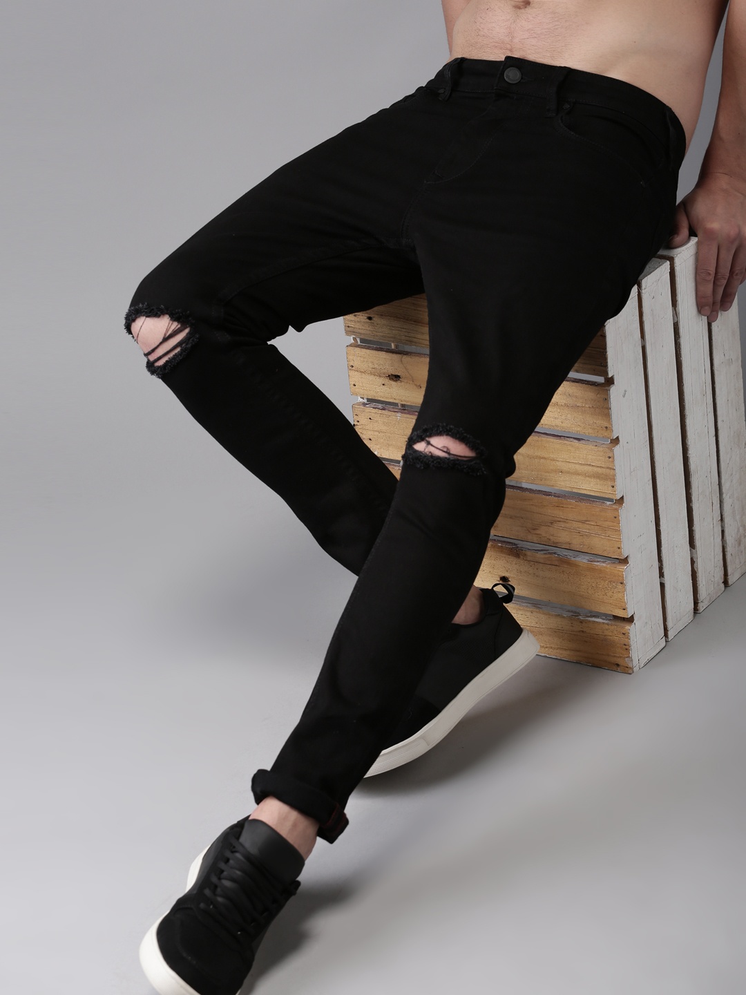 

Moda Rapido Men Black Carrot Slim Fit Mid-Rise Slash Knee Stretchable Jeans