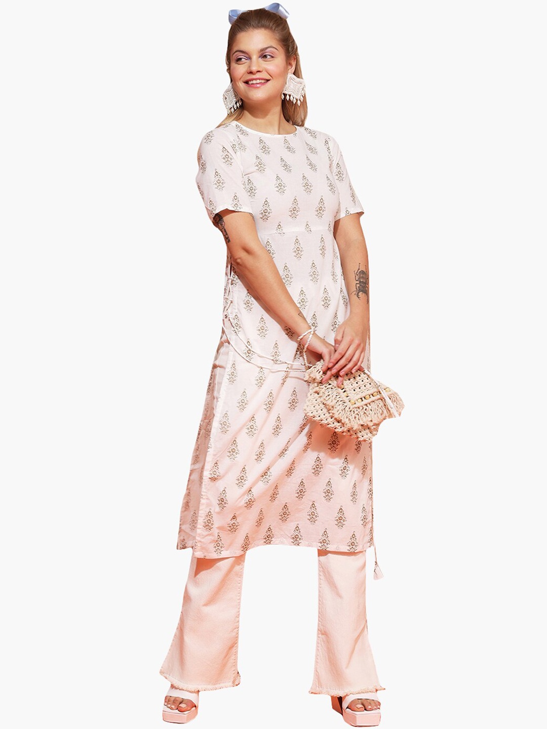 

Virgio Floral Printed Kurta With Trousers, Peach