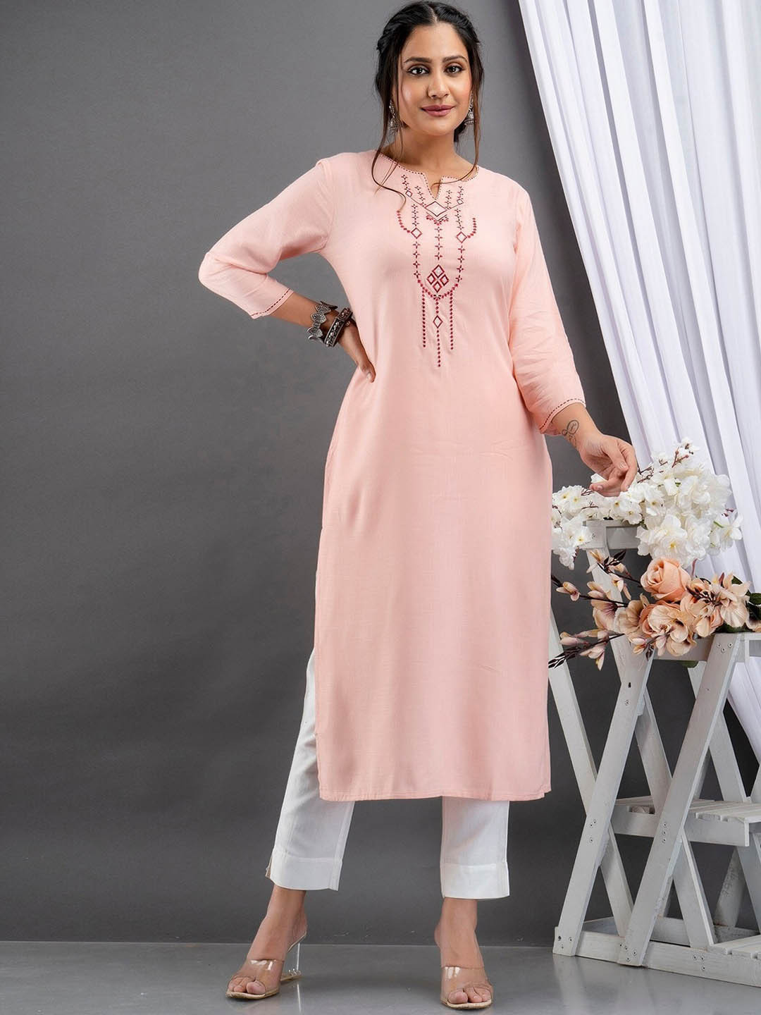 

SUTI Geometric Embroidered Thread Work Straight Kurta, Peach