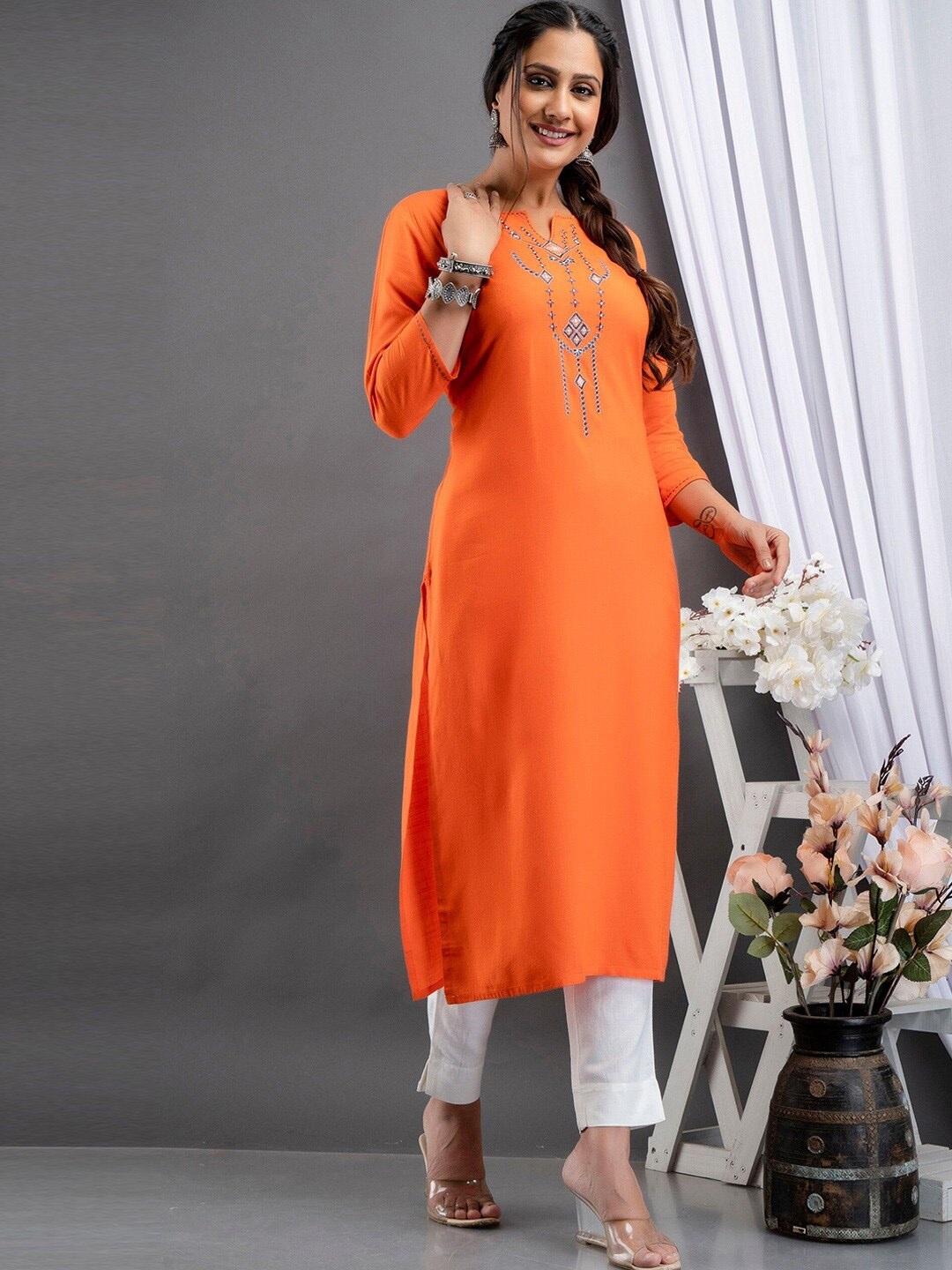 

SUTI Geometric Embroidered Thread Work Straight Kurta, Orange