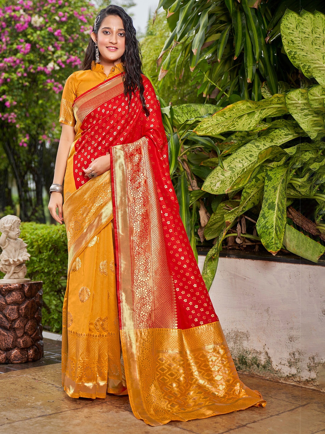

SARIYA Ethnic Motifs Woven Design Zari Banarasi Saree, Red