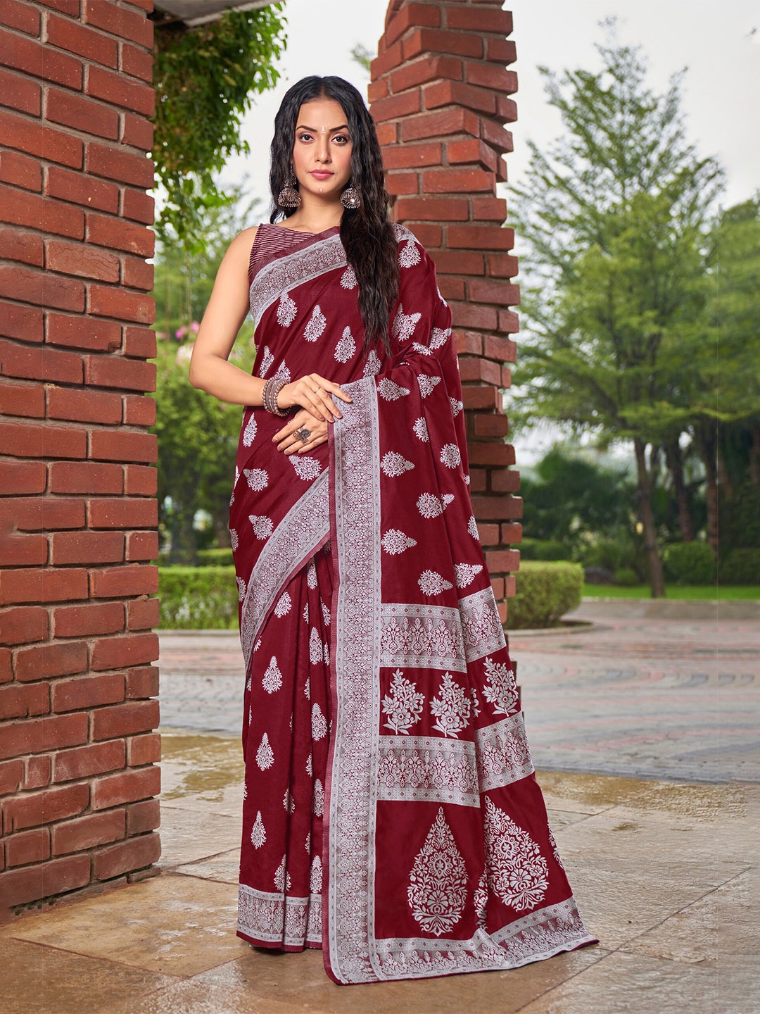 

SARIYA Woven Design Zari Banarasi Saree, Maroon