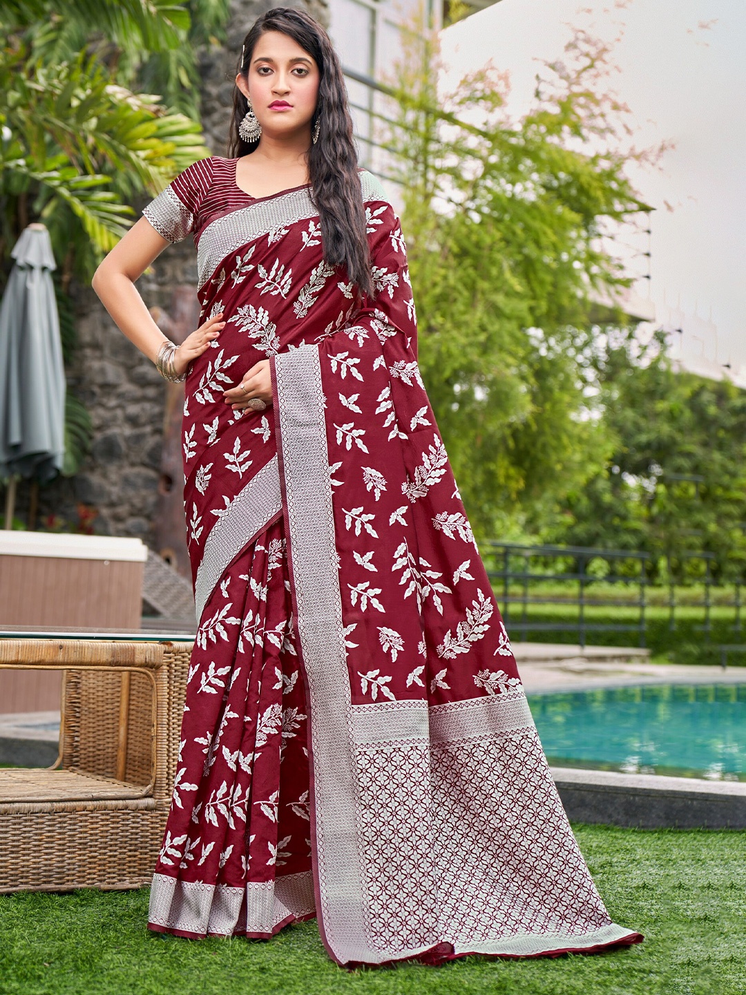 

SARIYA Woven Design Zari Banarasi Saree, Maroon