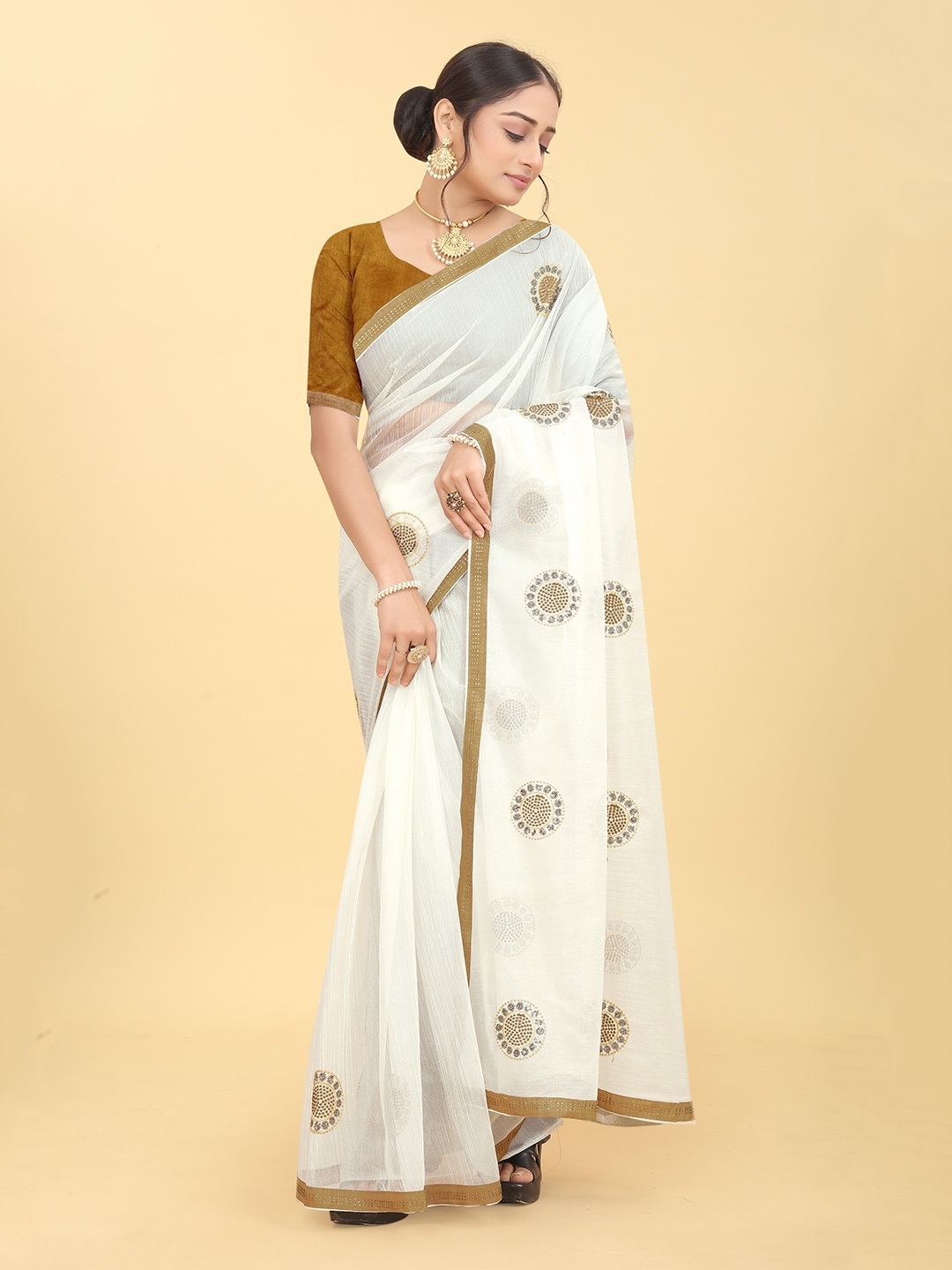 

Kiwie Ethnic Motifs Embroidered Sequinned Organza Saree, Off white