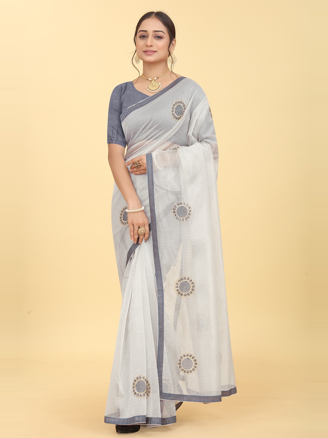 

Kiwie Grey Ethnic Motifs Embroidered Organza Saree