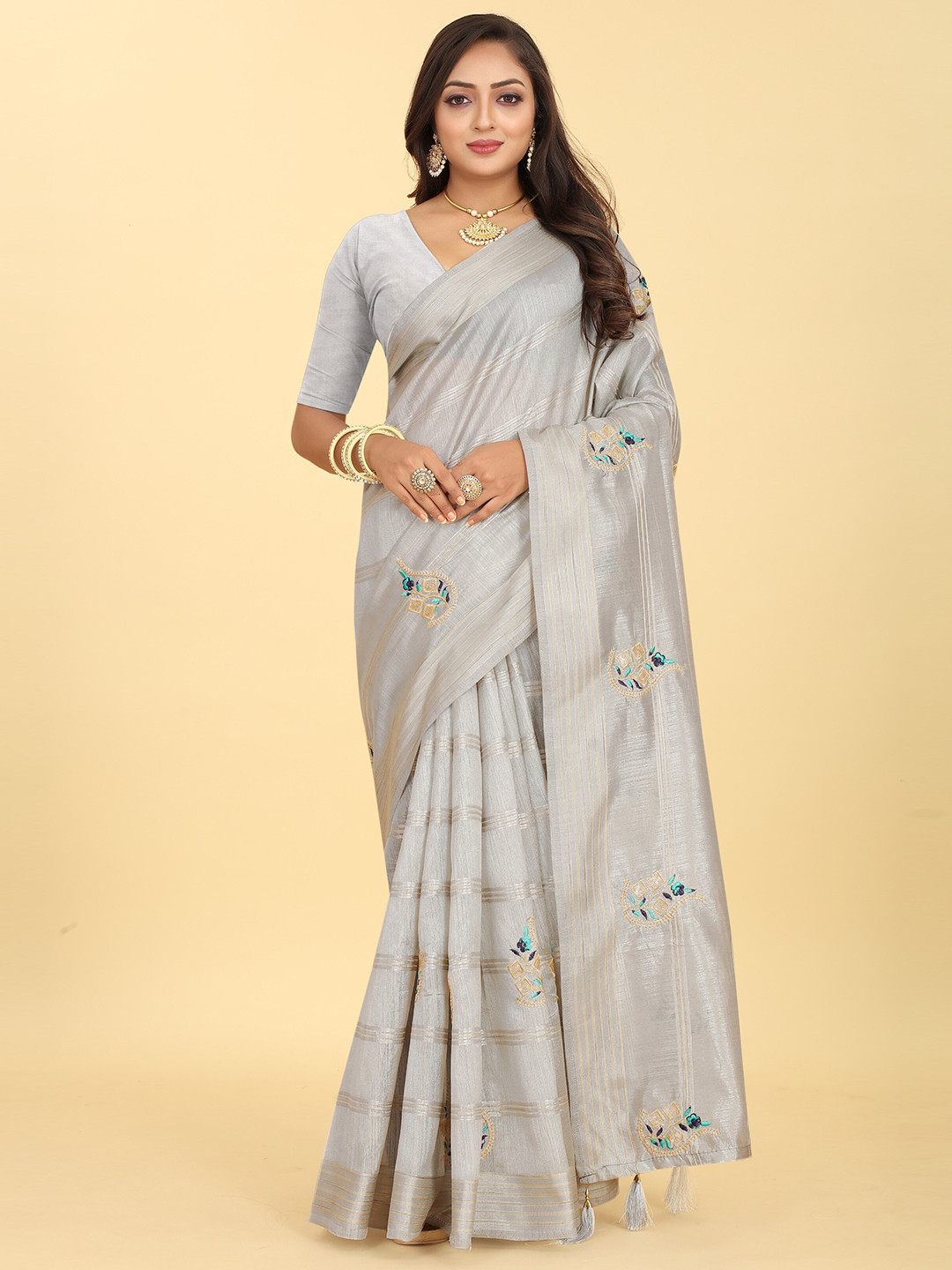 

Kiwie Floral Embroidered Silk Cotton Saree, Grey