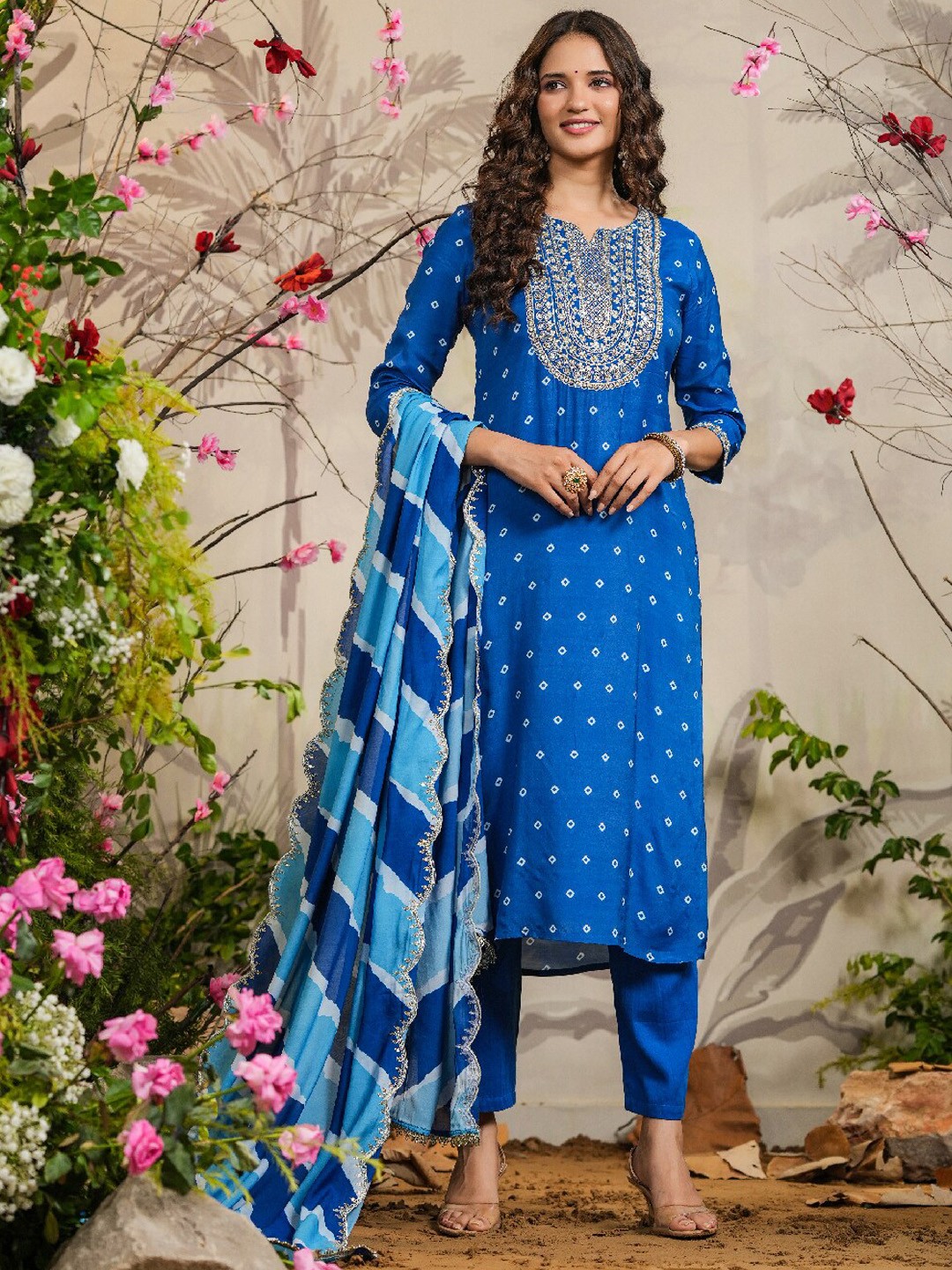 

EverBloom Ethnic Motifs Printed Kurta & Trousers With Dupatta, Blue