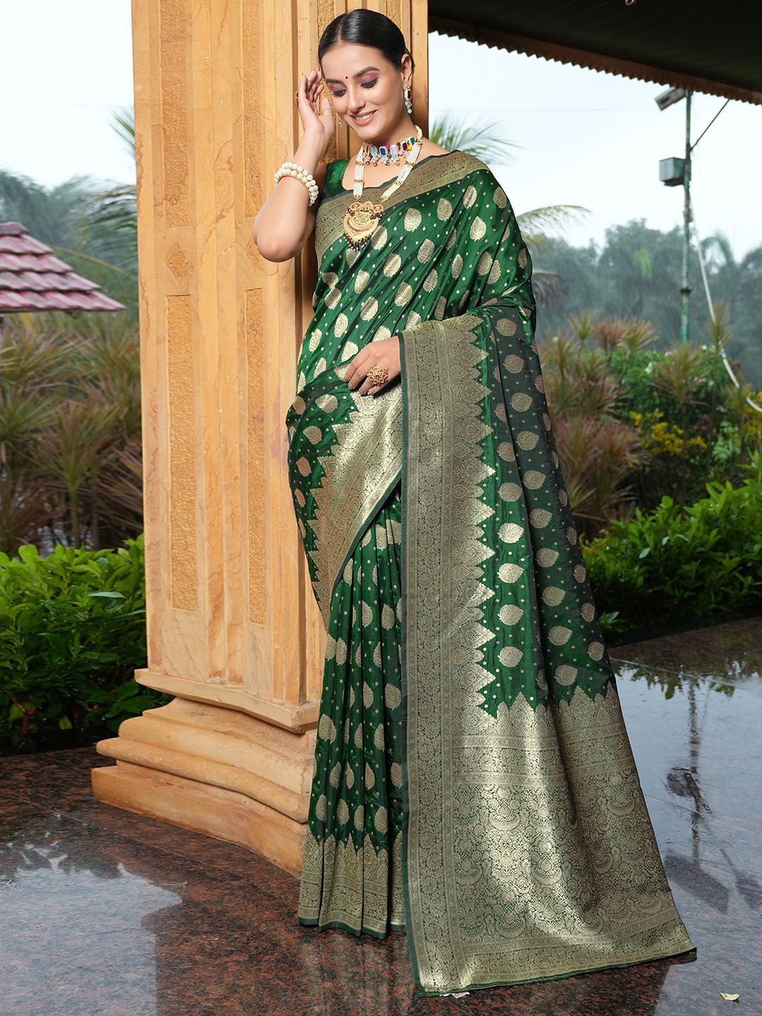 

Satrani Green & Gold-Toned Ethnic Motifs Woven Design Zari Art Silk Banarasi Saree