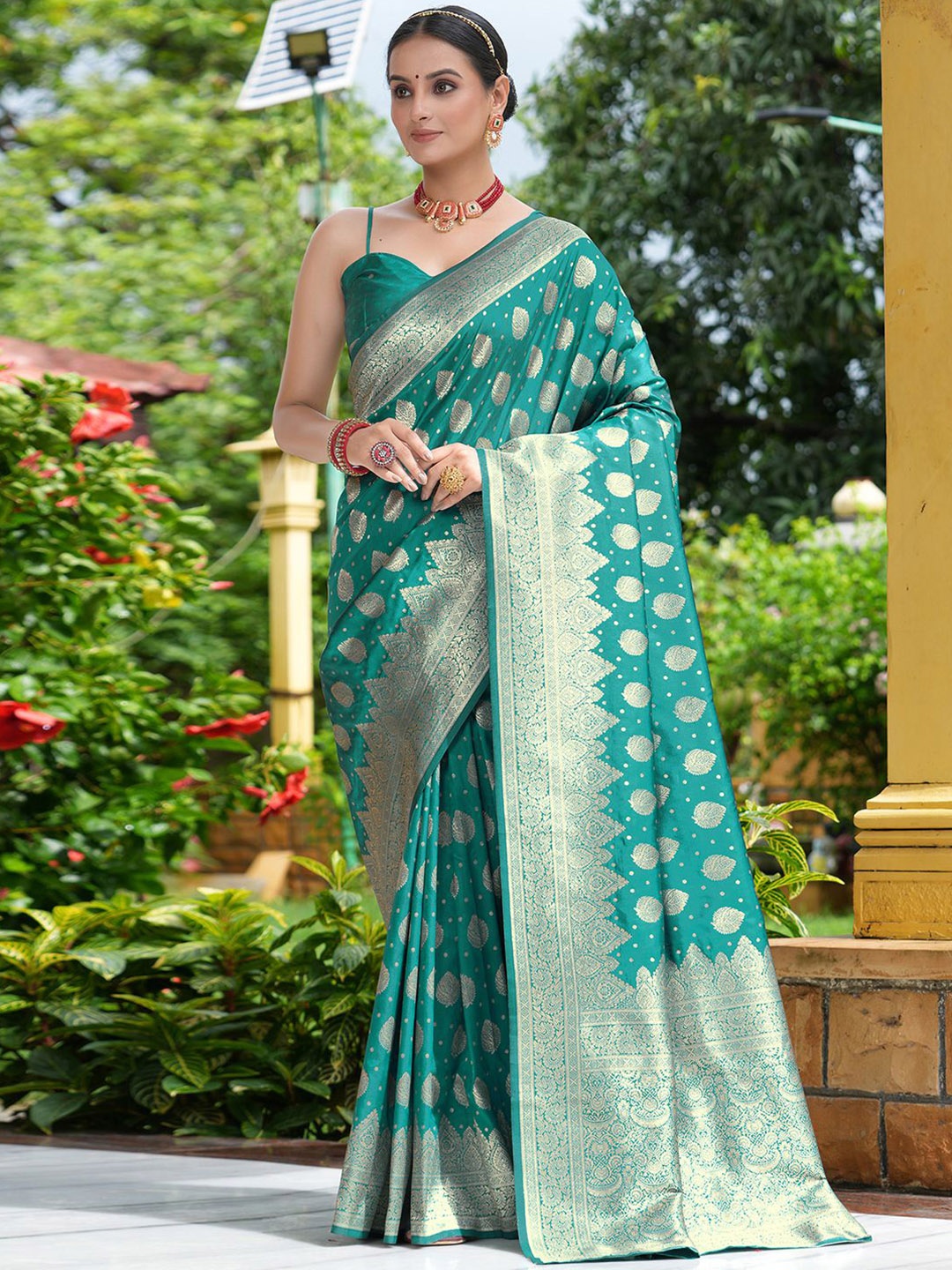 

Satrani Green & Gold-Toned Ethnic Motifs Woven Design Zari Art Silk Banarasi Saree