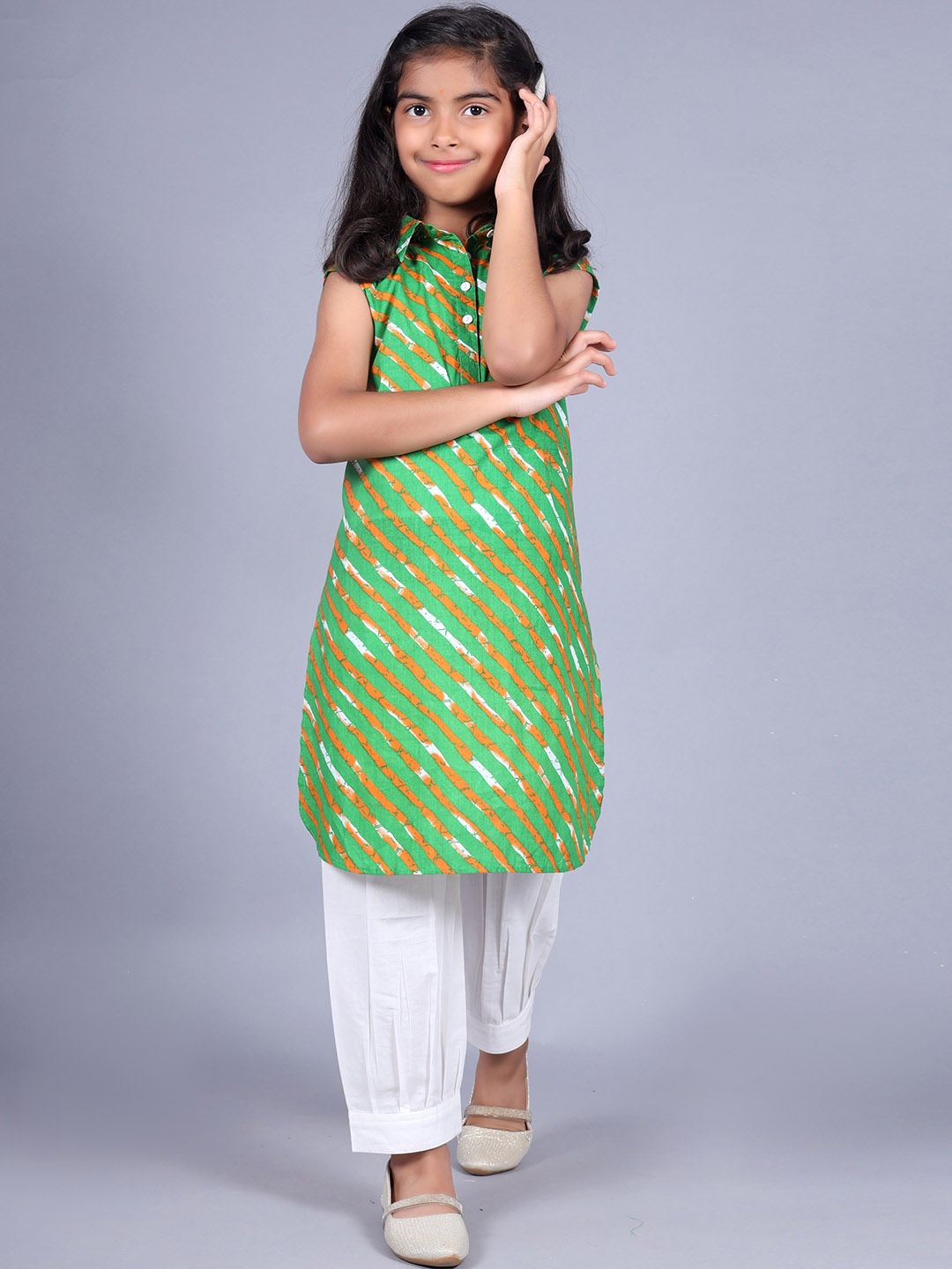 

misbis Girls Leheriya Printed Regular Pure Cotton Kurta With Trousers, Green