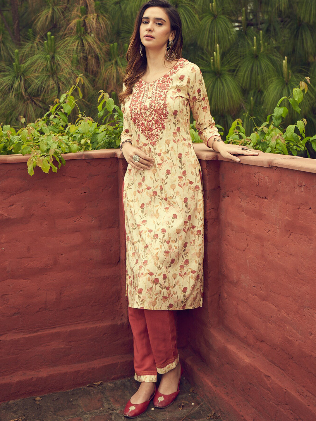 

Anubhutee Floral Embroidered Thread Work Straight Kurta, Cream