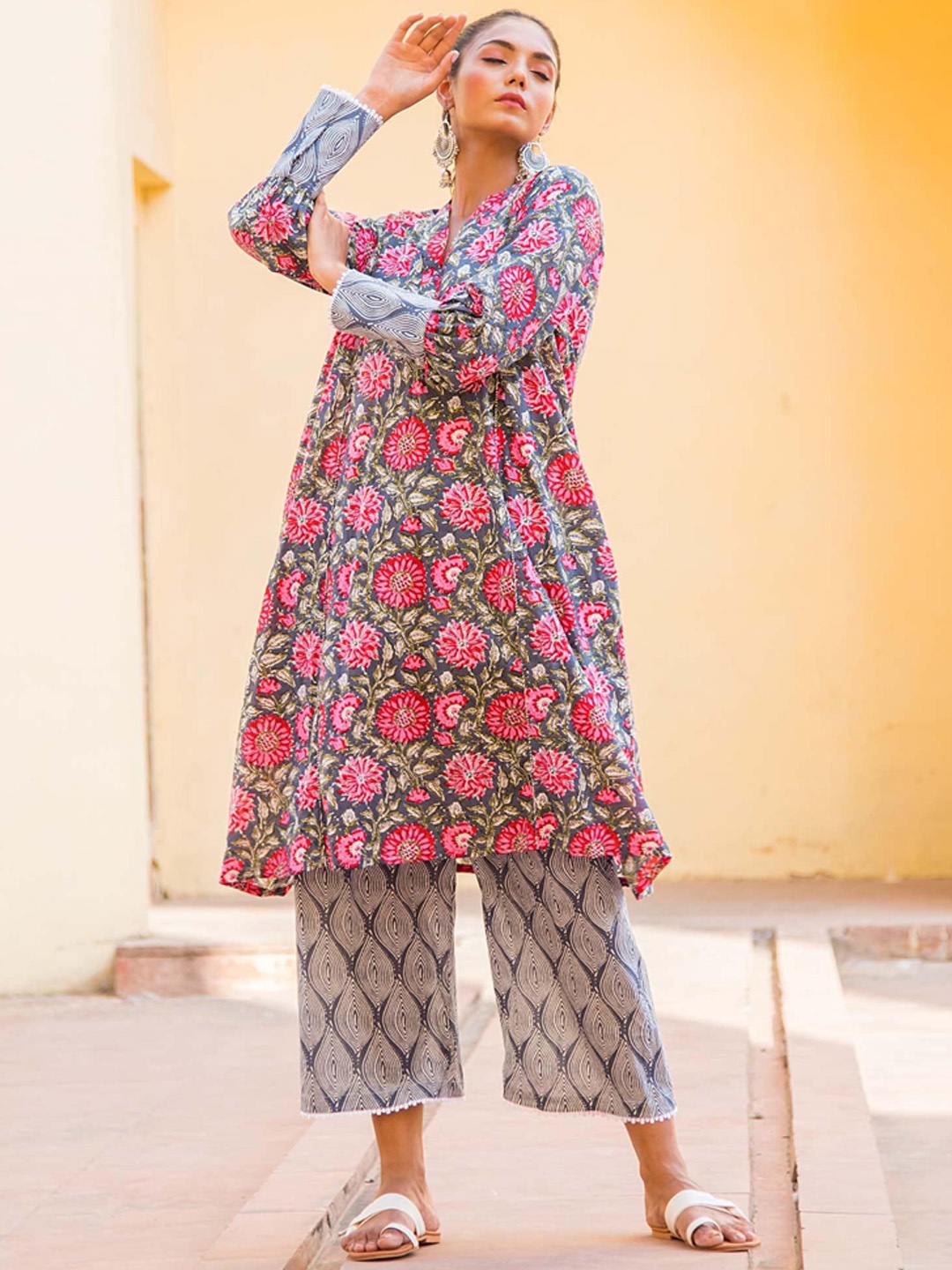 

KAORI BY SHREYA AGARWAL Floral Printed V-Neck Pure Cotton A-Line Kurta & Palazzos, Grey