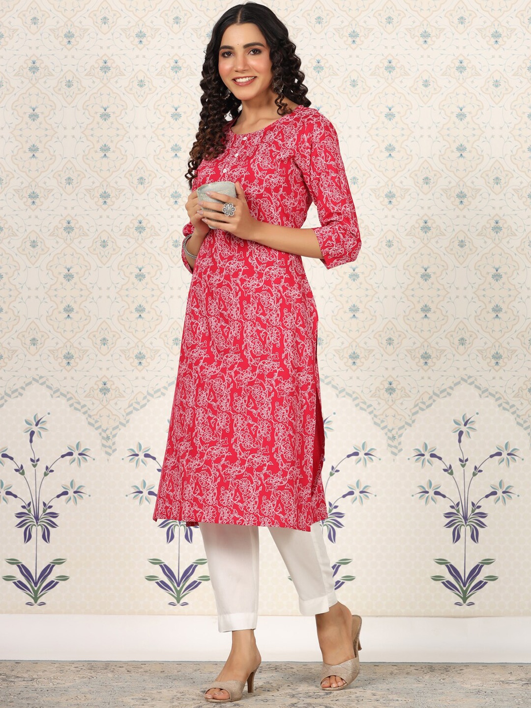 

Ode by House of Pataudi Printed Round Neck Straight Kurta, Pink