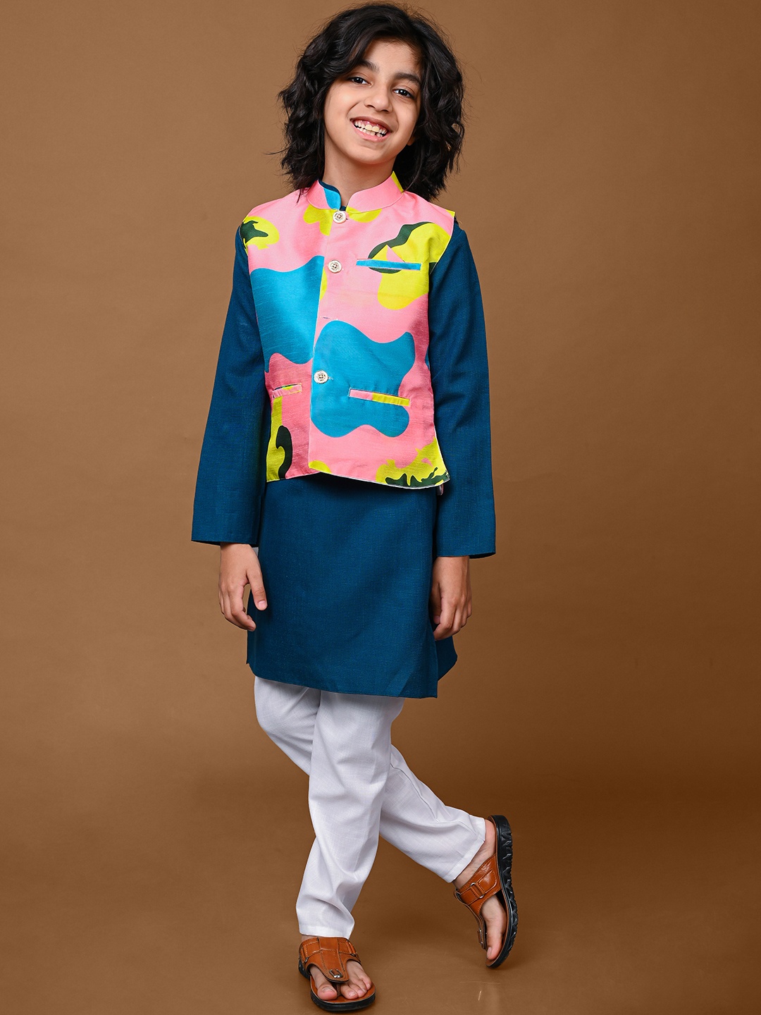 

VESHAM Boys Mandarin Collar Kurta With Pyjamas & Nehru Jacket, Peach